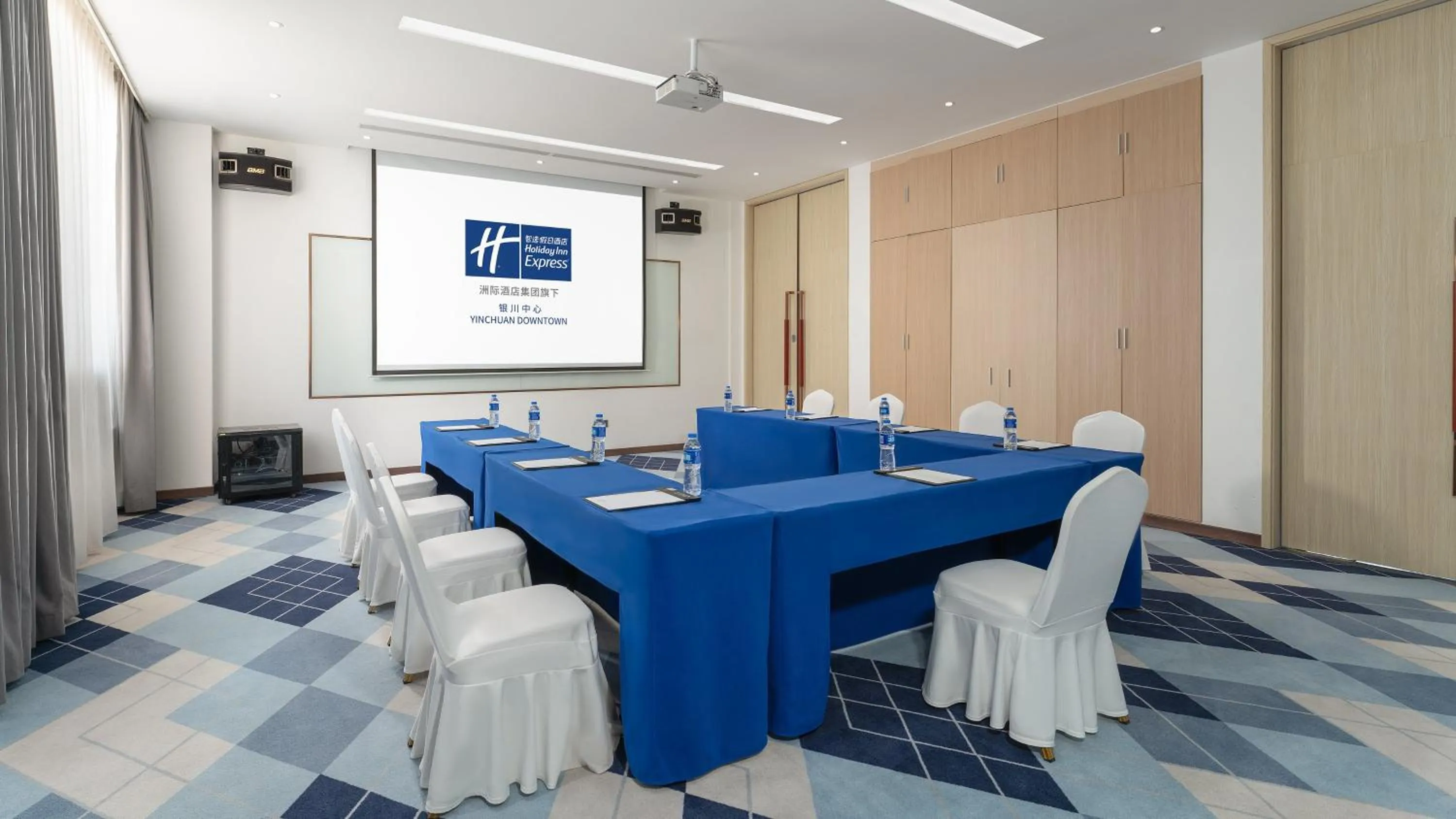 Meeting/conference room in Holiday Inn Express Yinchuan Downtown by IHG