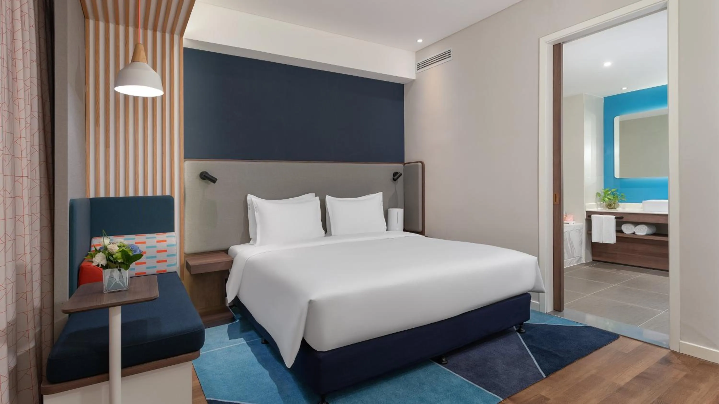 Photo of the whole room, Bed in Holiday Inn Express Yinchuan Downtown by IHG