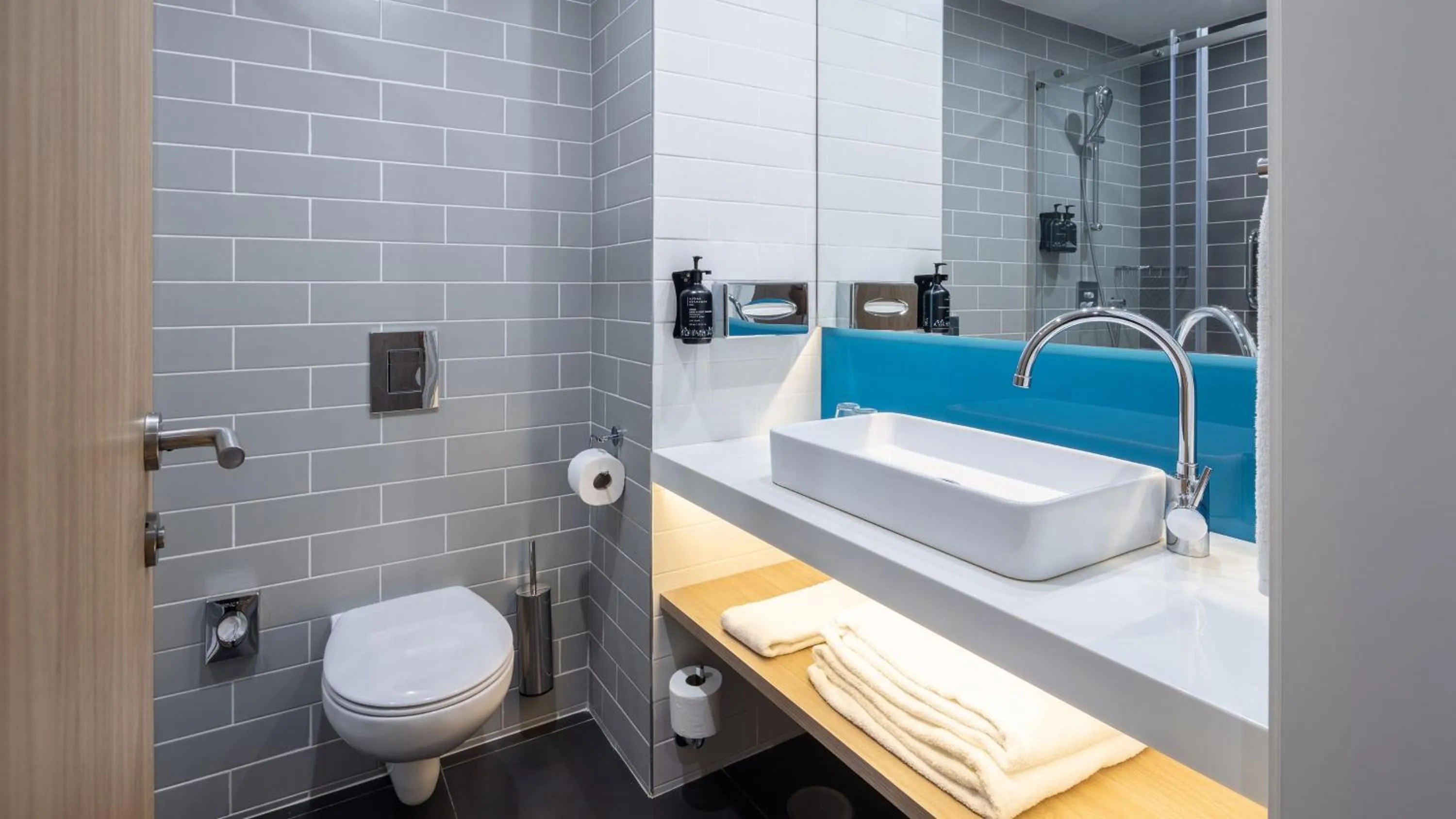 Photo of the whole room in Holiday Inn Express Porto City Centre by IHG