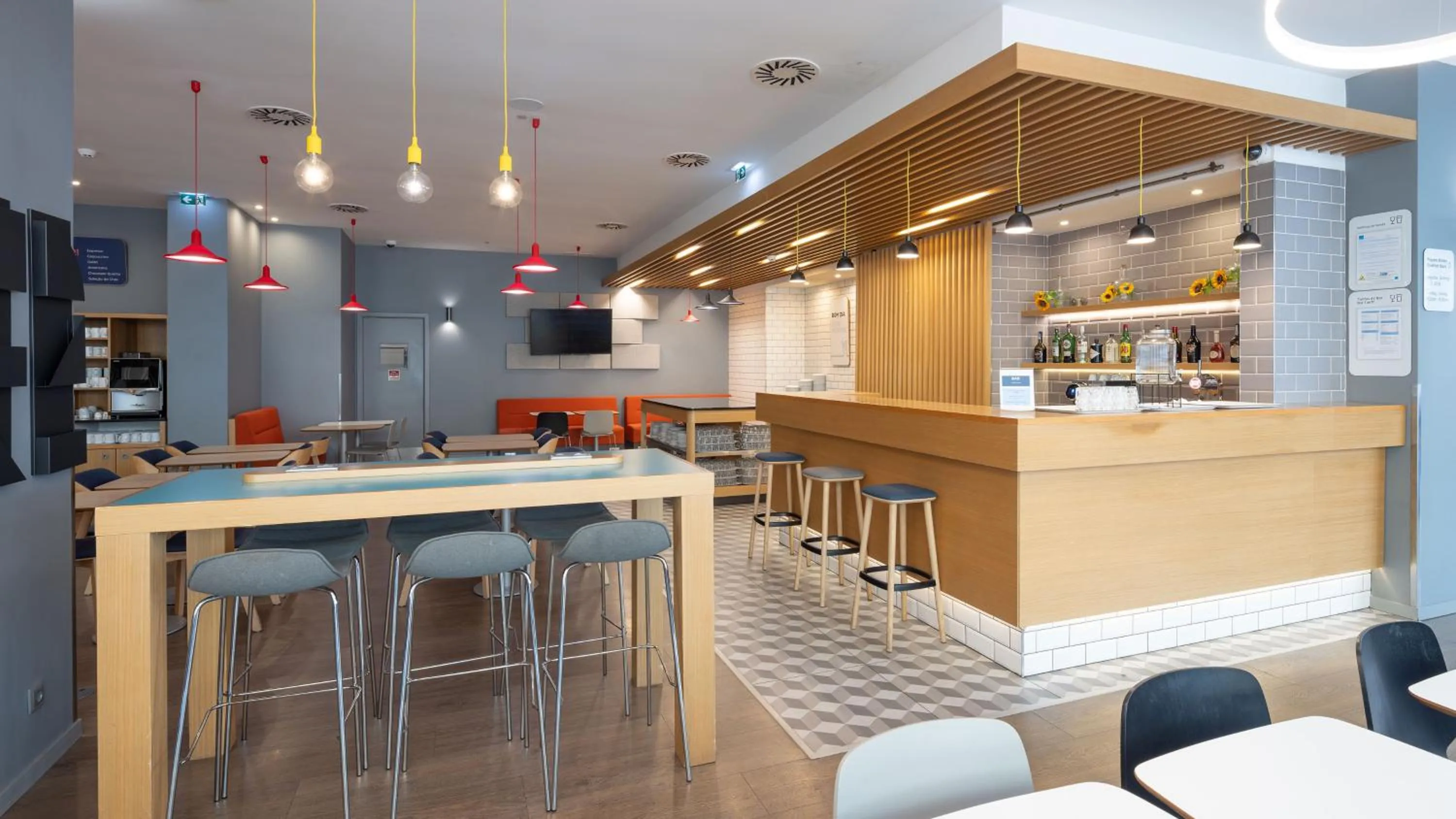 Lounge or bar in Holiday Inn Express Porto City Centre by IHG