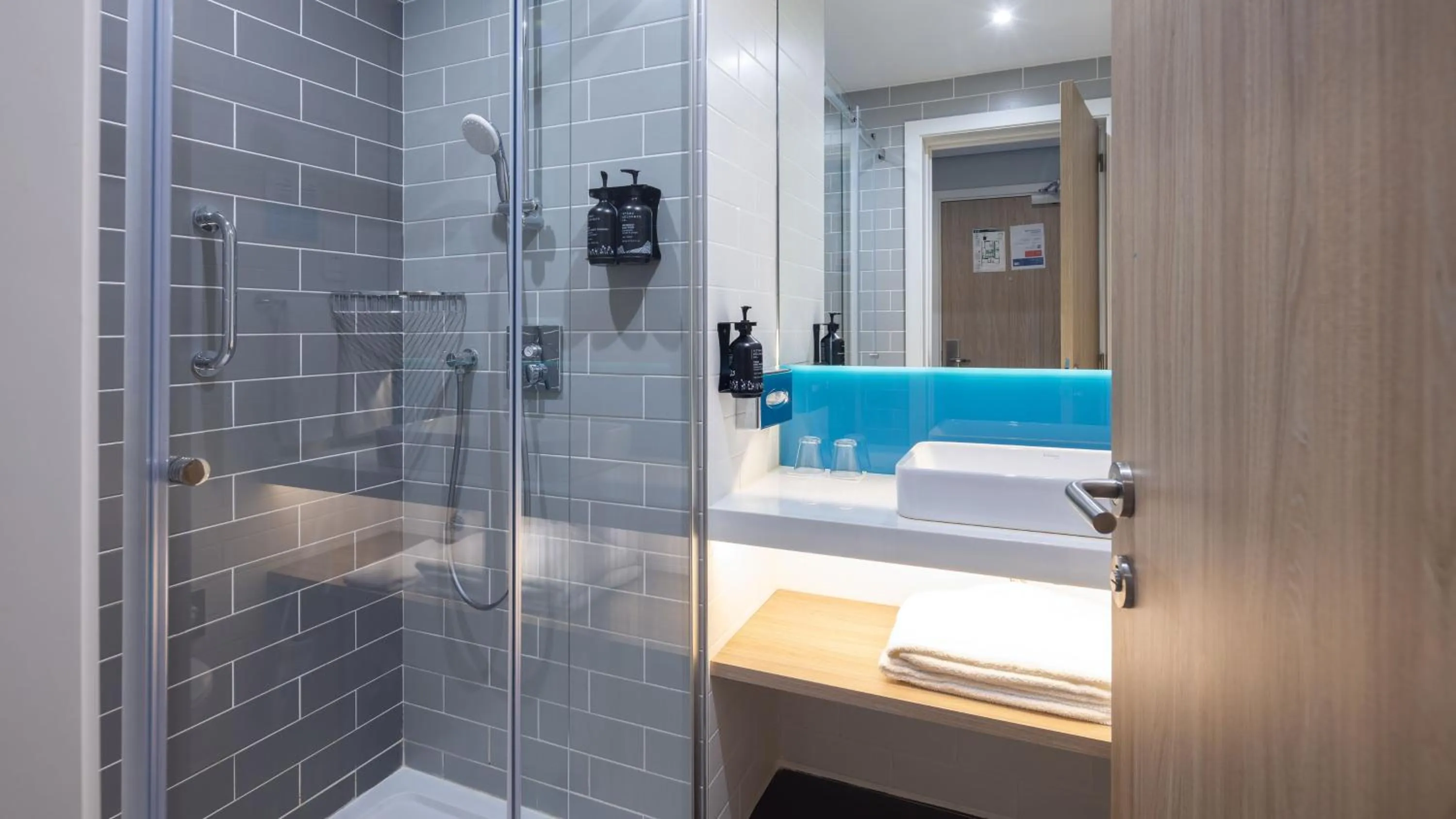 Photo of the whole room in Holiday Inn Express Porto City Centre by IHG