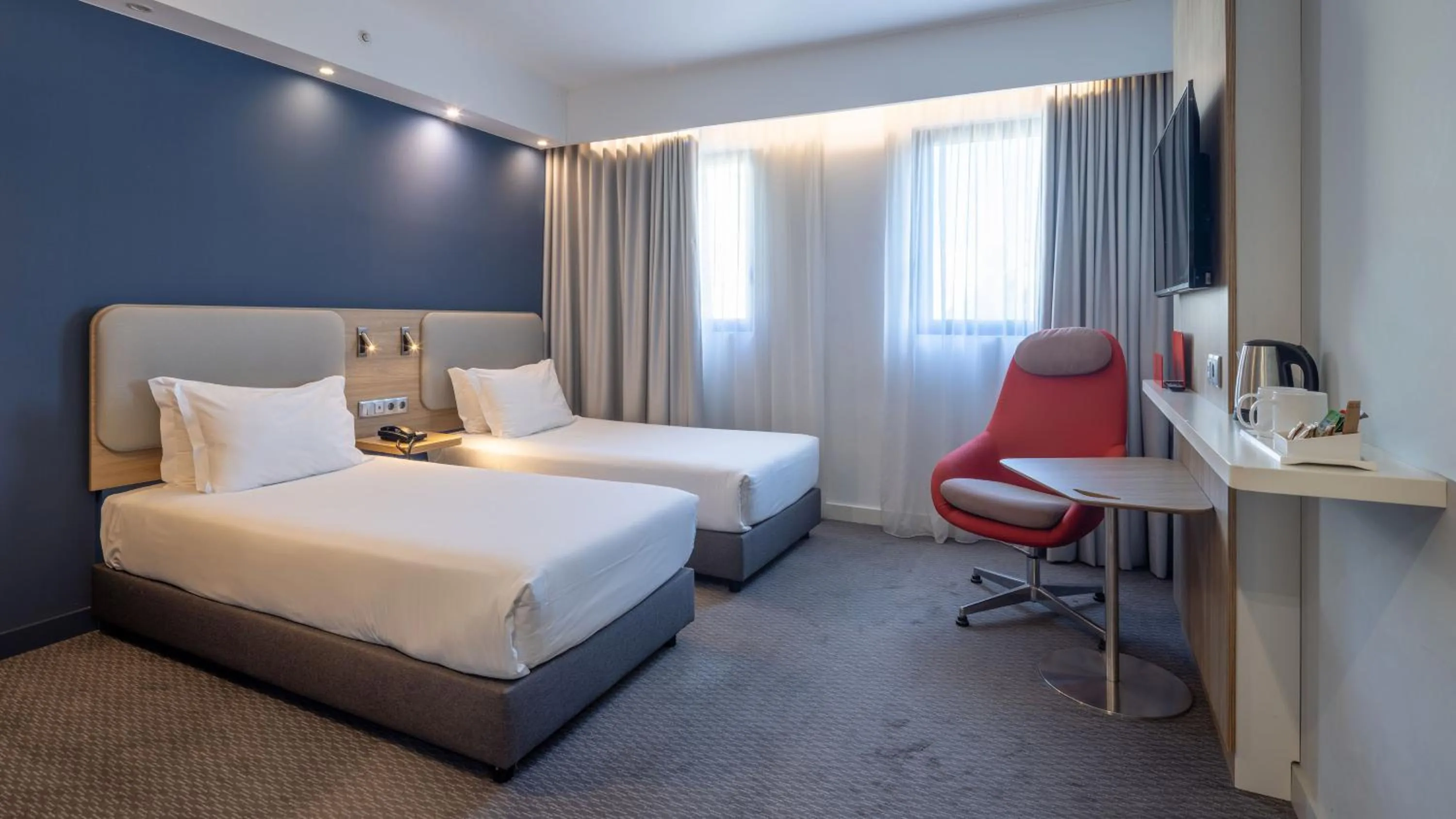 Photo of the whole room, Bed in Holiday Inn Express Porto City Centre by IHG