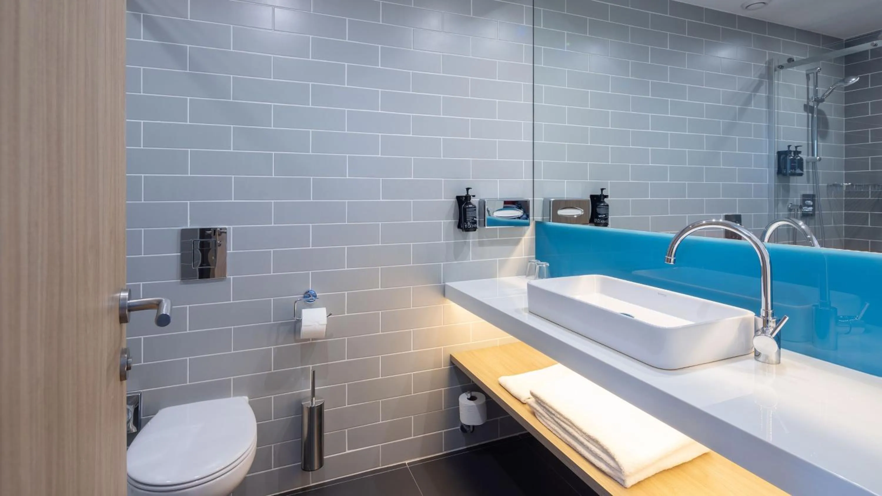 Photo of the whole room in Holiday Inn Express Porto City Centre by IHG