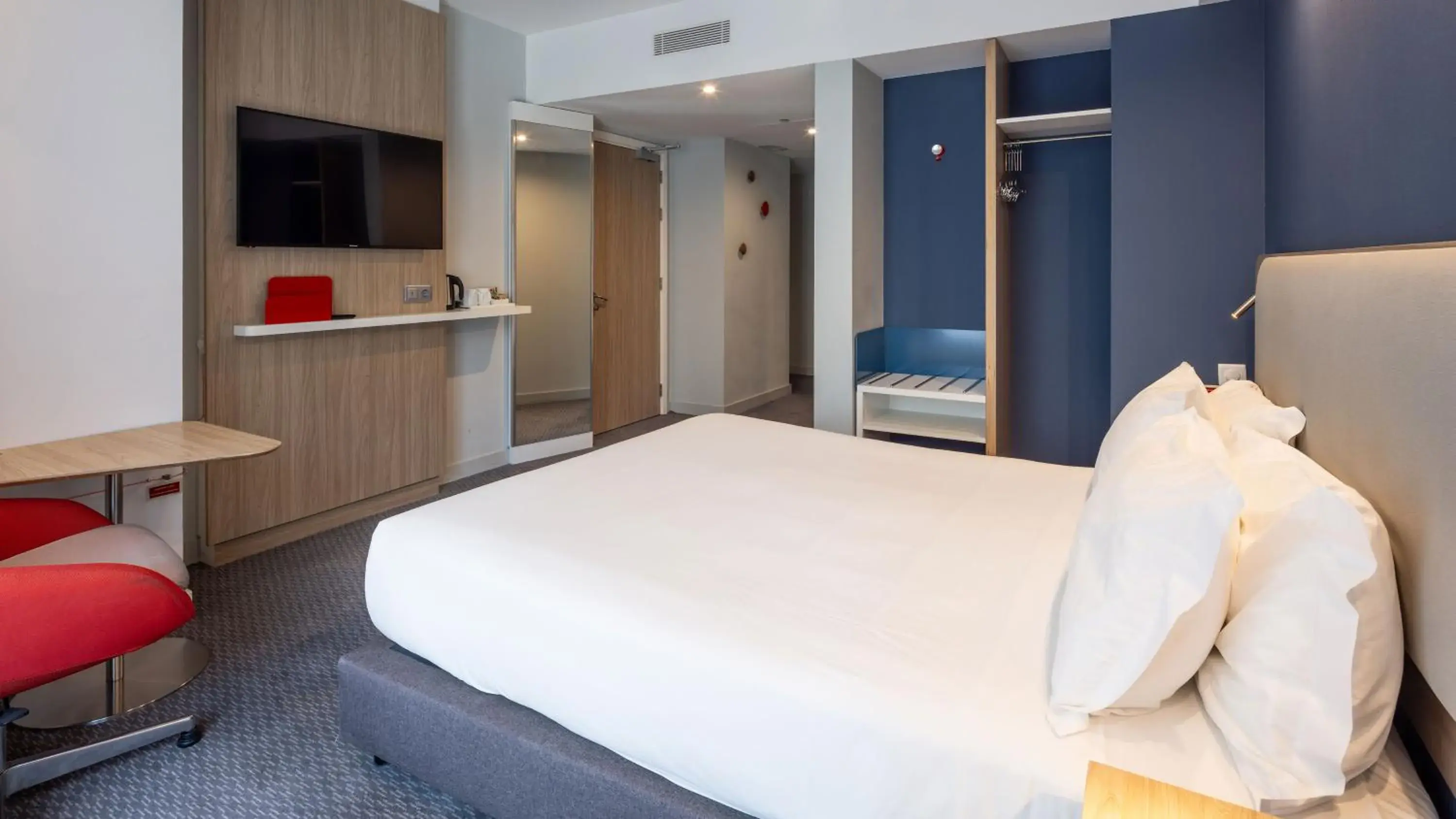 Standard Double Room - Mobility Access in Holiday Inn Express Porto City Centre by IHG Standard Double Room - Mobility Access in Holiday Inn Express Porto City Centre by IHG