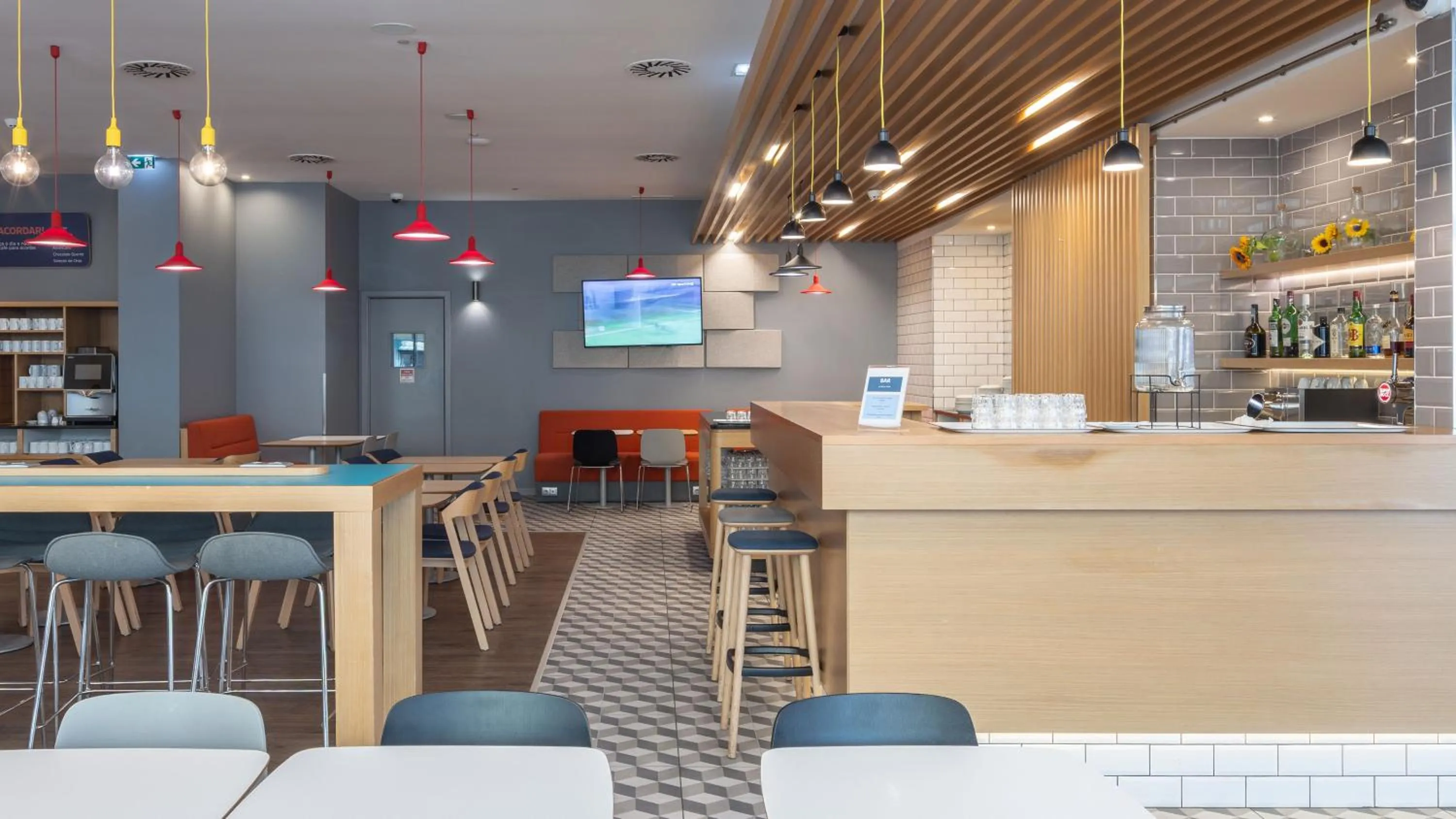 Lounge or bar in Holiday Inn Express Porto City Centre by IHG