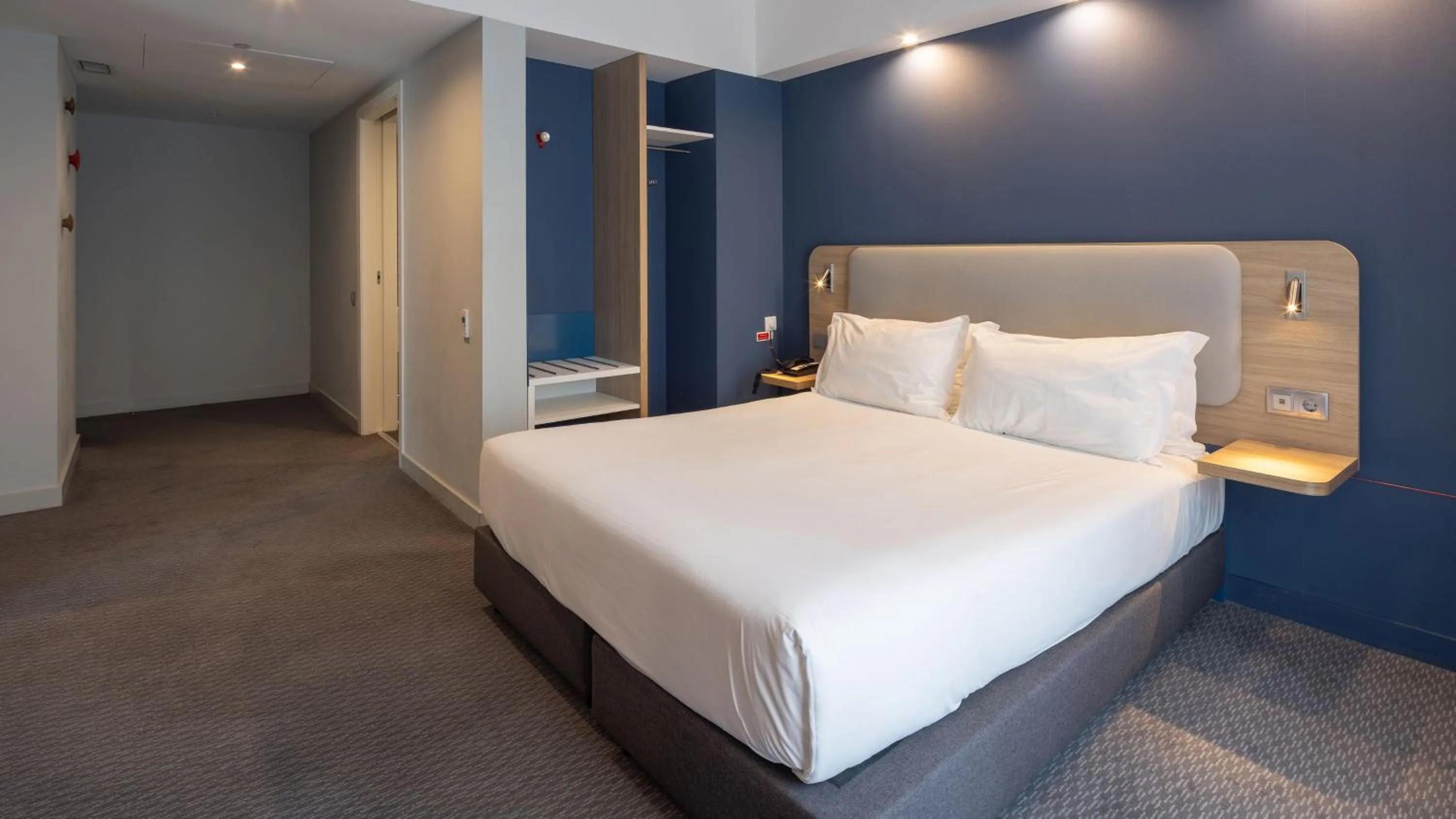 Photo of the whole room, Bed in Holiday Inn Express Porto City Centre by IHG