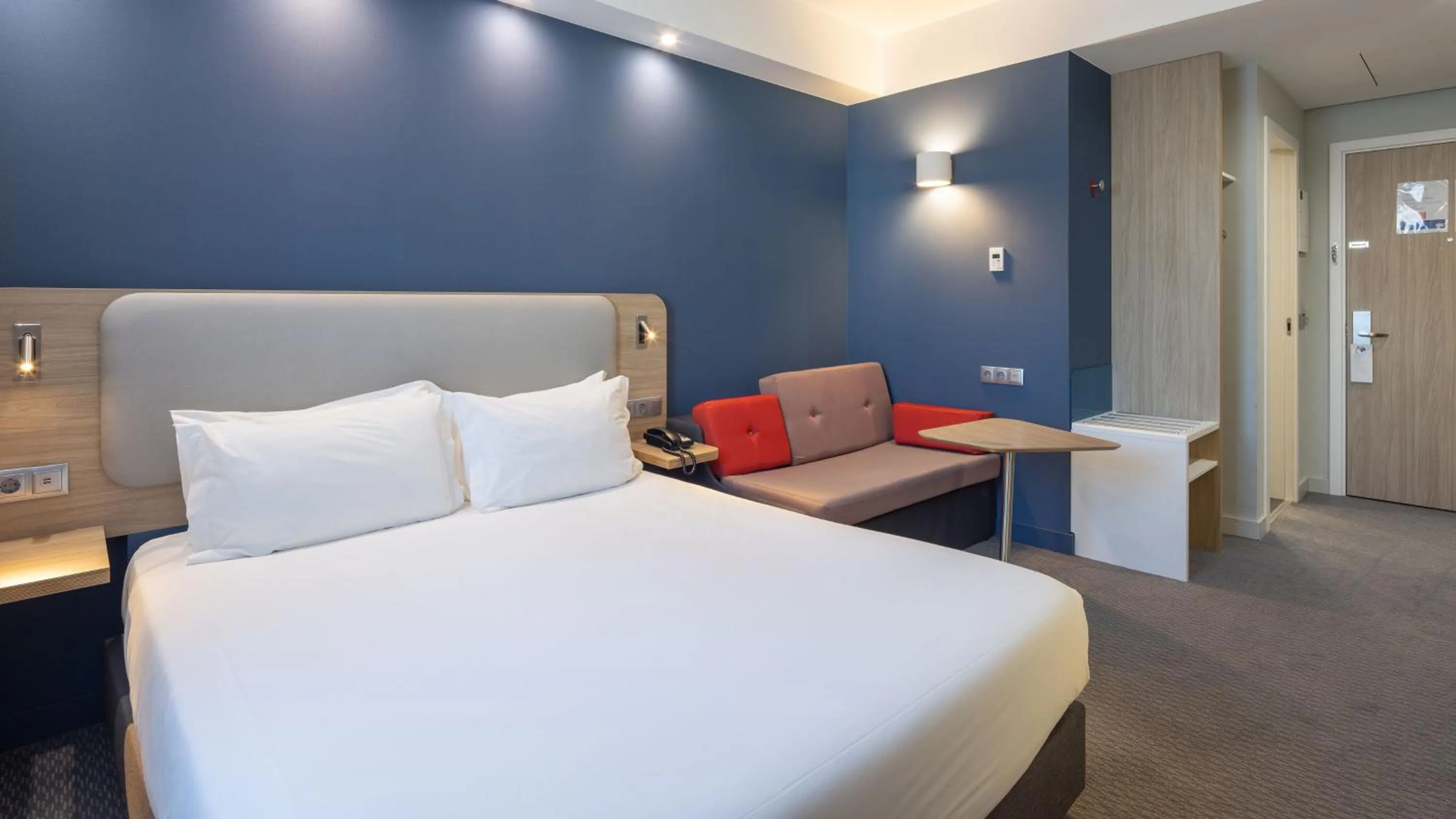 Photo of the whole room, Bed in Holiday Inn Express Porto City Centre by IHG