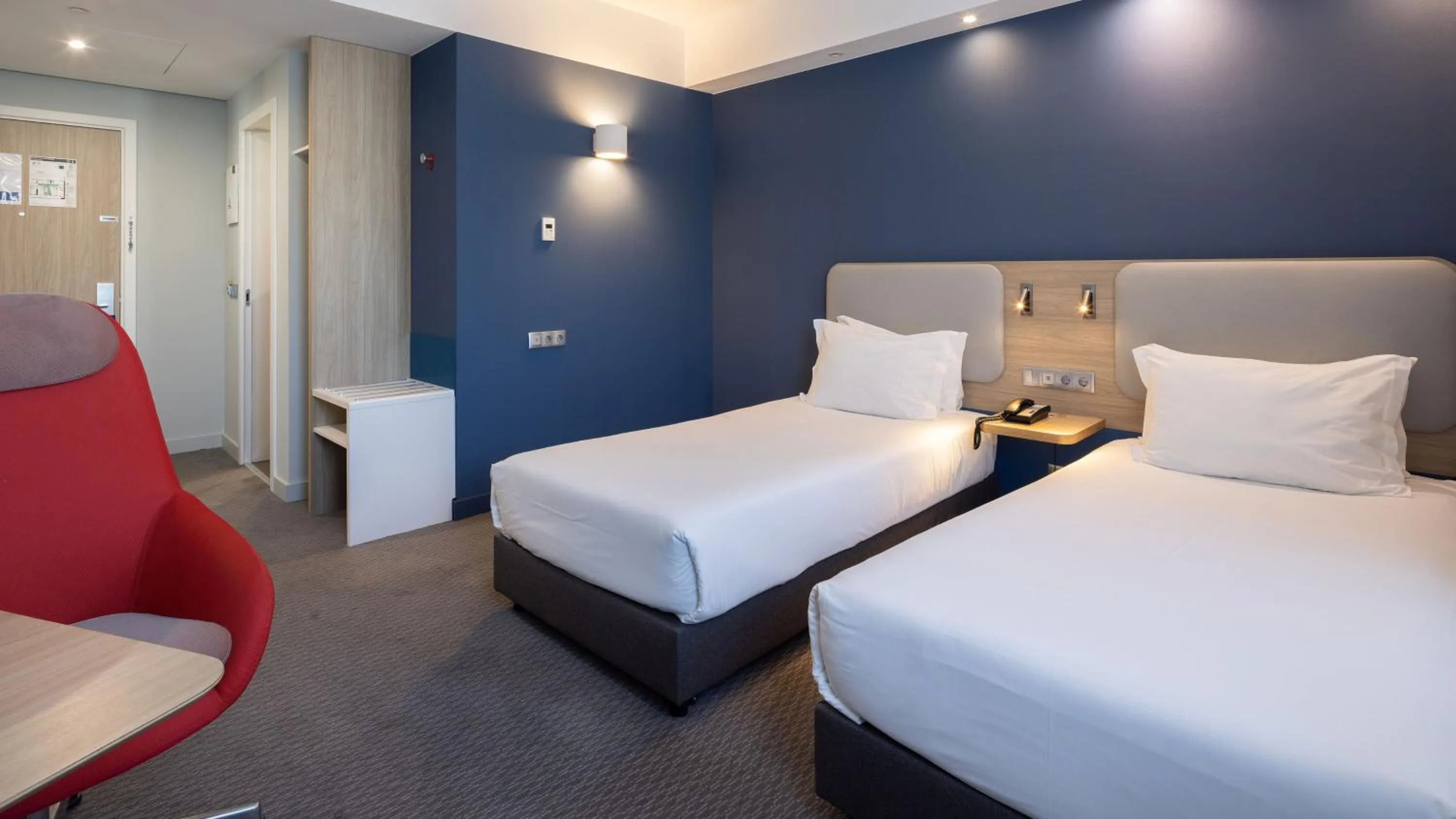 Photo of the whole room, Bed in Holiday Inn Express Porto City Centre by IHG