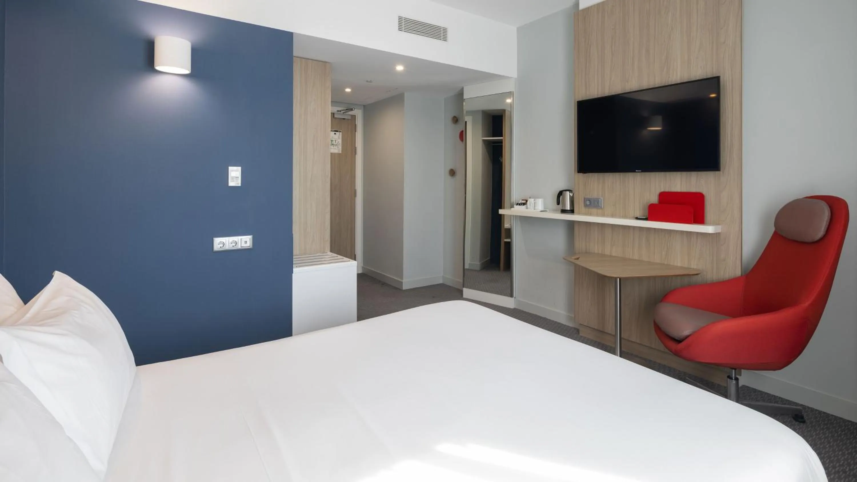 Photo of the whole room, Bed in Holiday Inn Express Porto City Centre by IHG