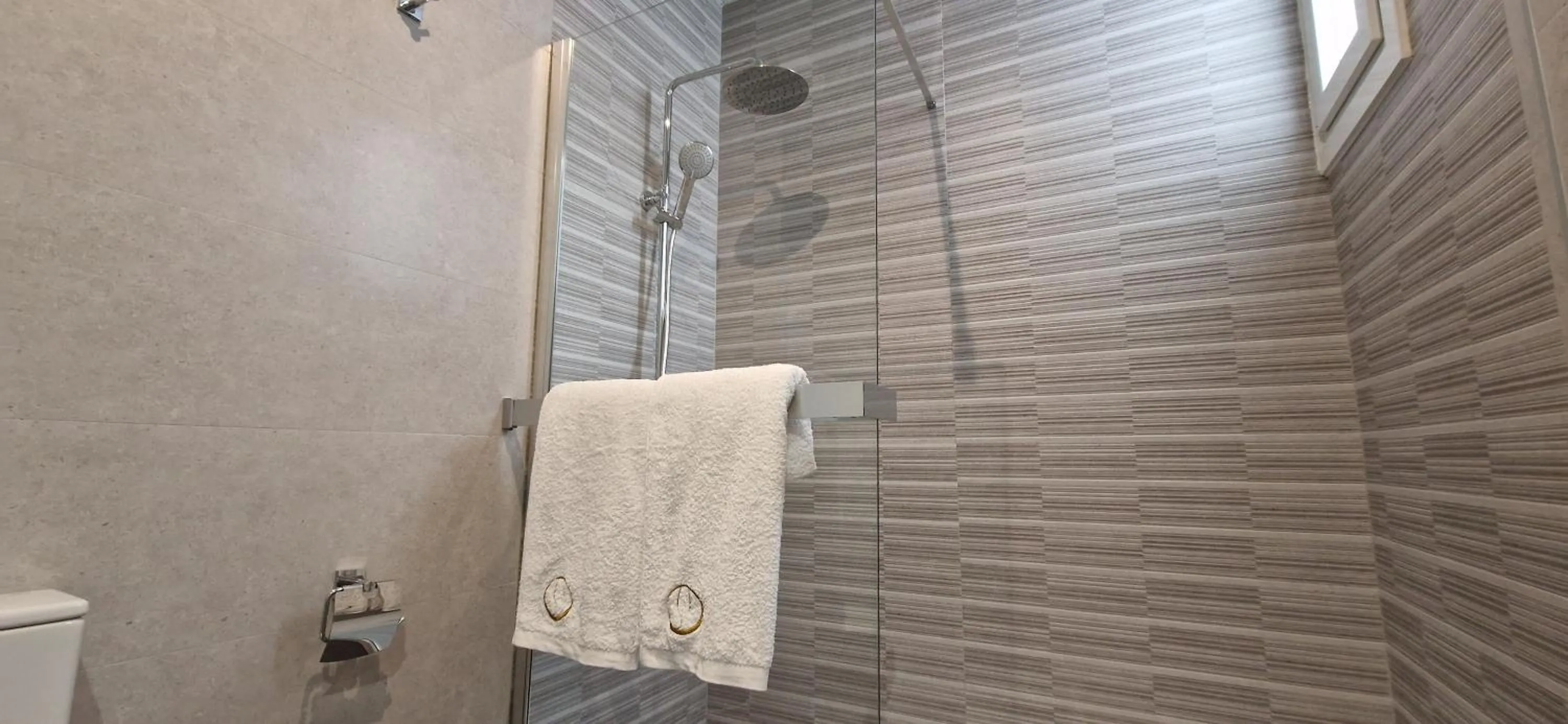 Shower in Apartamentos Arenal