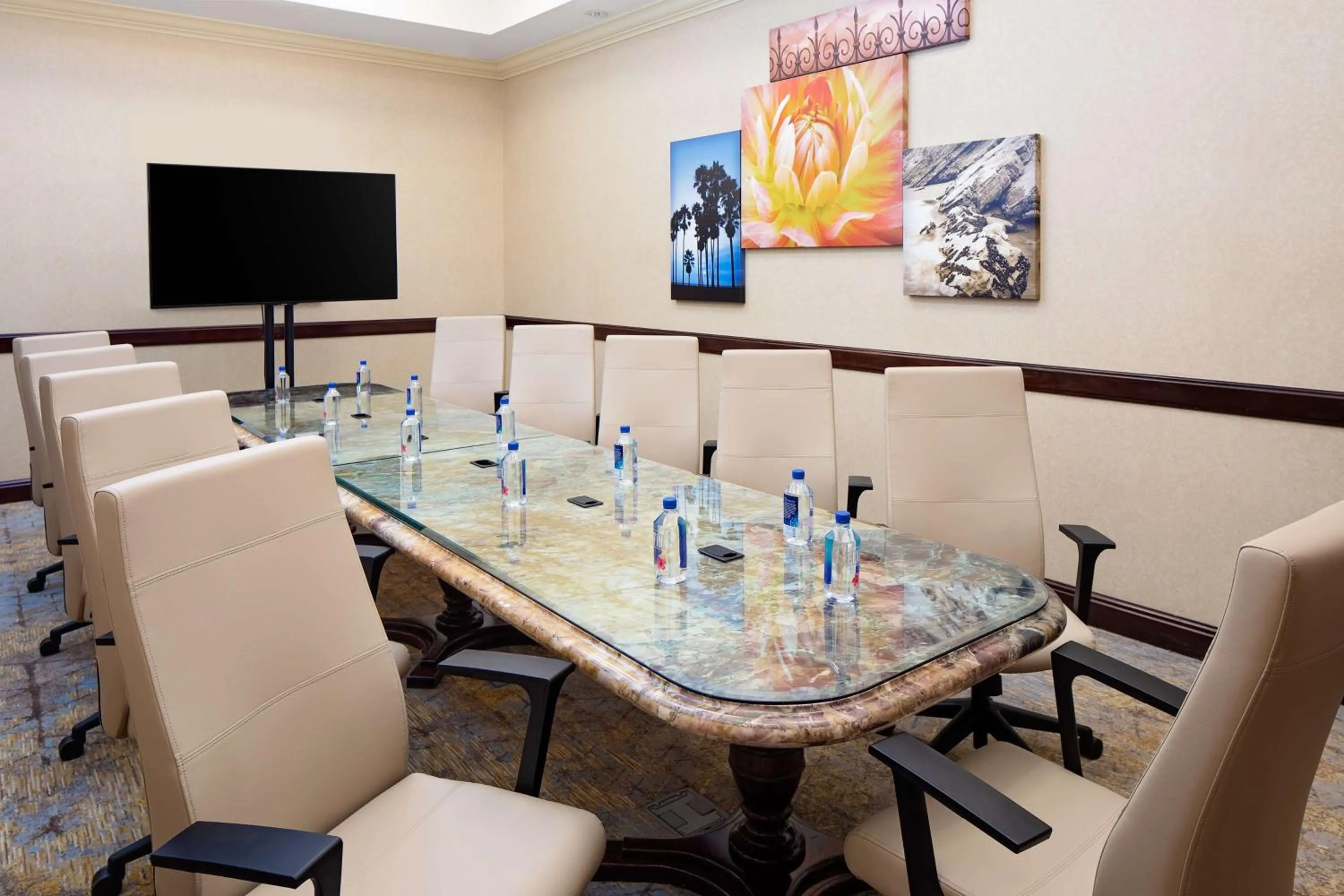 Meeting/conference room in Hotel Zessa Orange County Airport, a DoubleTree by Hilton