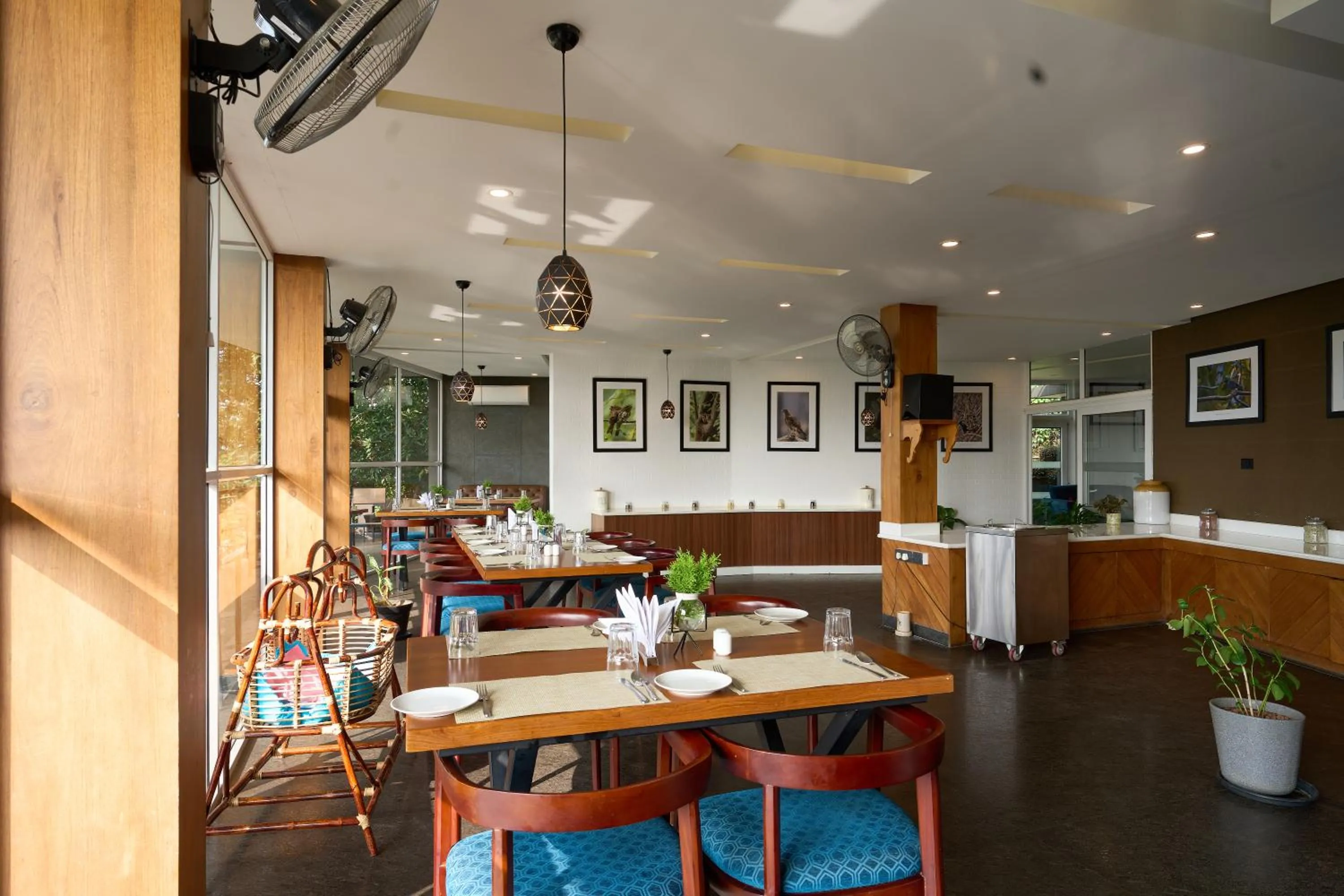 Restaurant/places to eat in Haze and Kites Resort Munnar