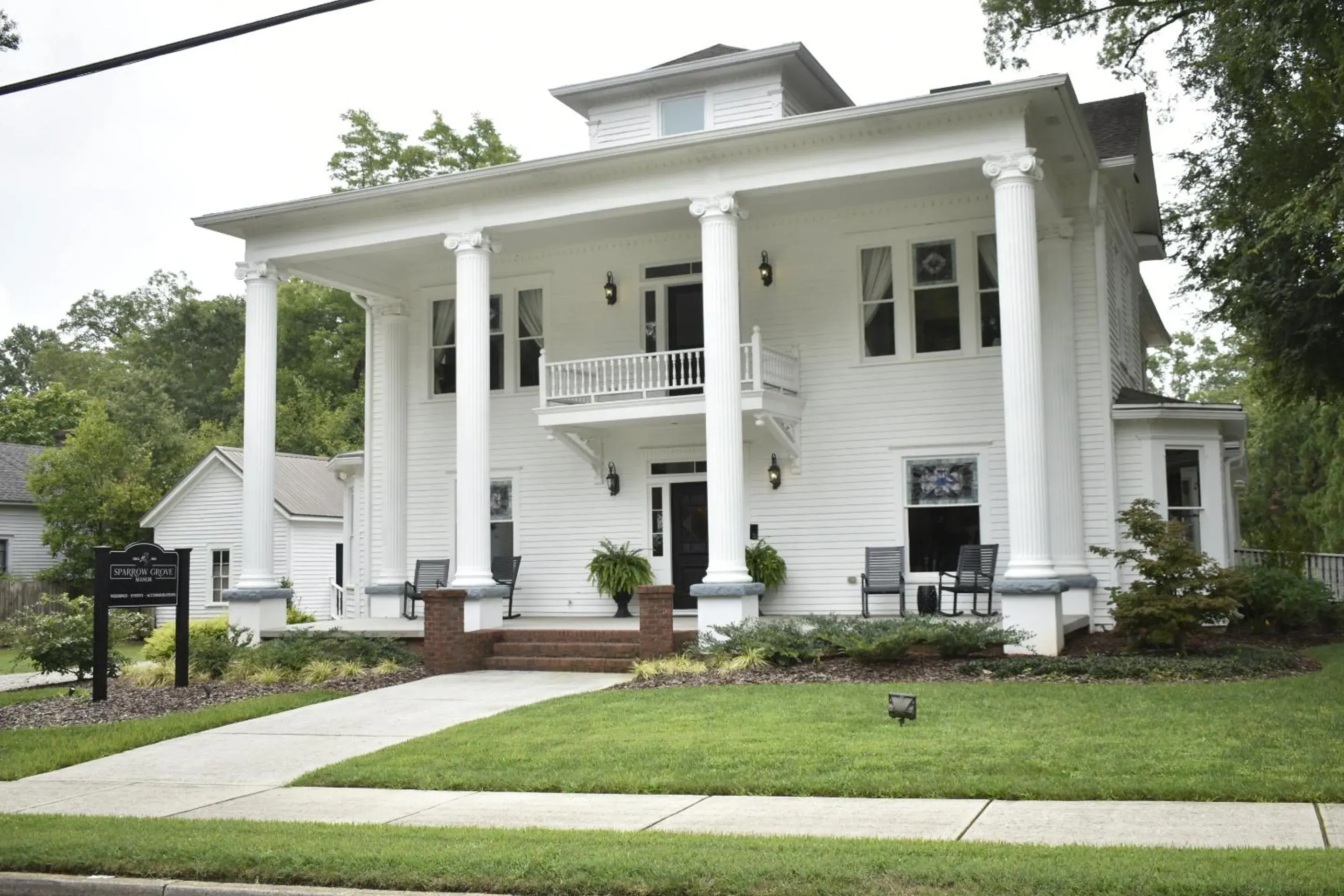Property building in Sparrow Grove Manor Property building in Sparrow Grove Manor