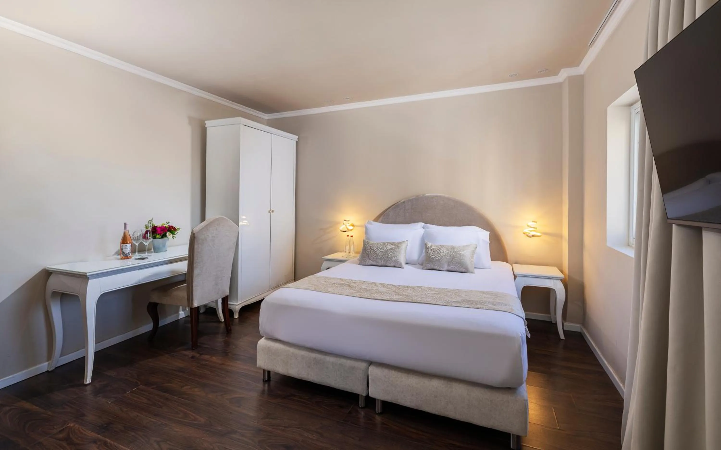 Photo of the whole room, Bed in Agripas Boutique Hotel