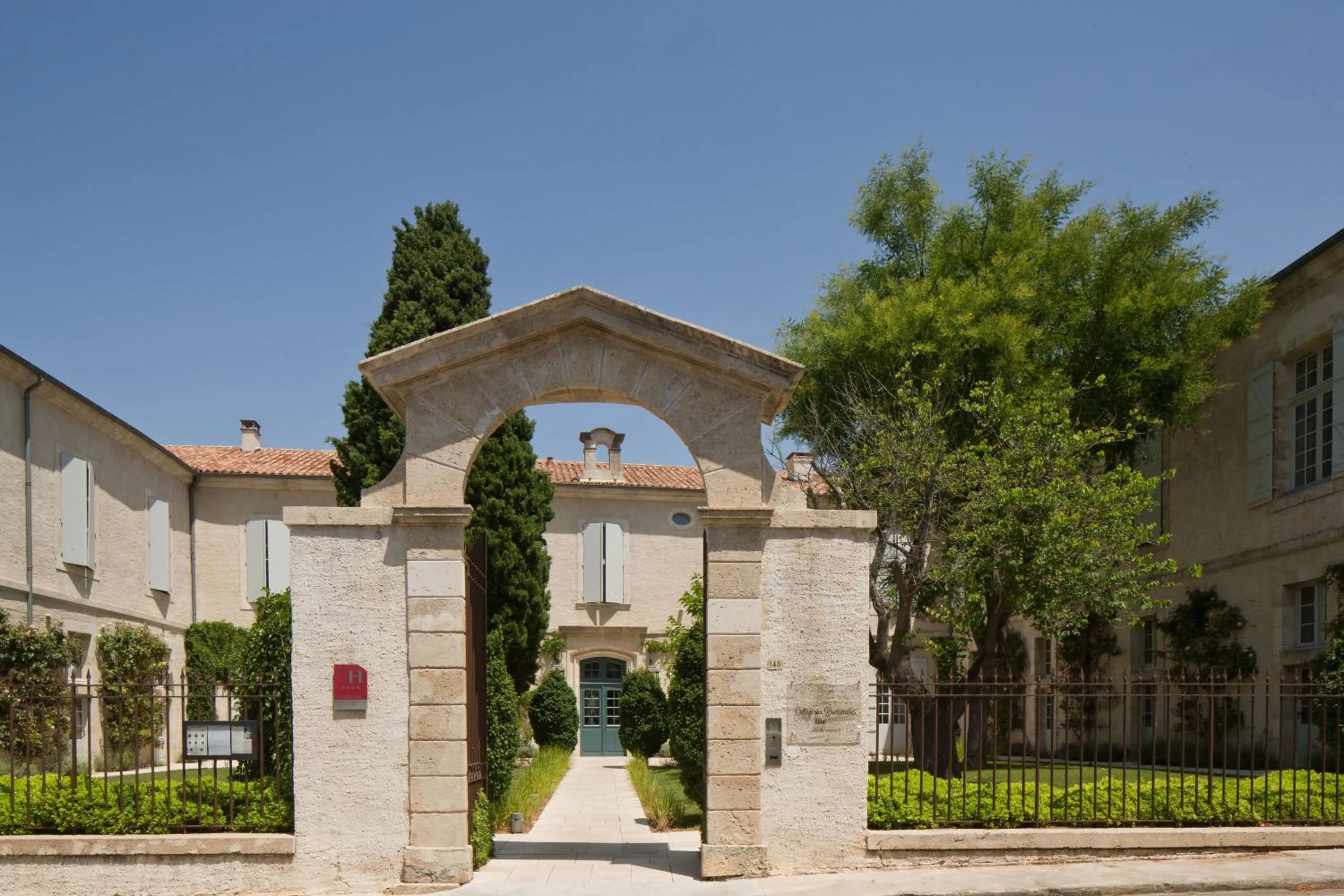 Property building in College des Doctrinaires