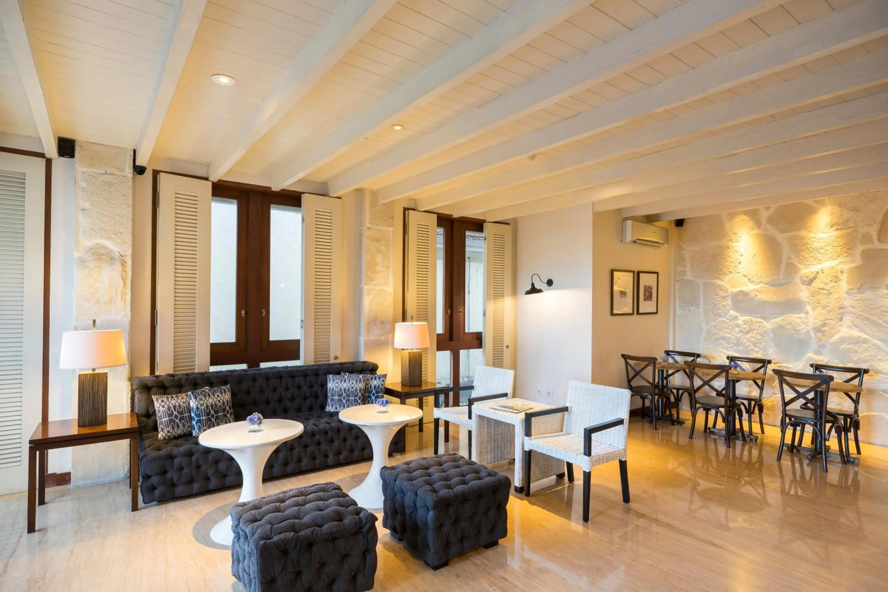 Lobby or reception, Lounge/Bar in Tanaya Bed & Breakfast