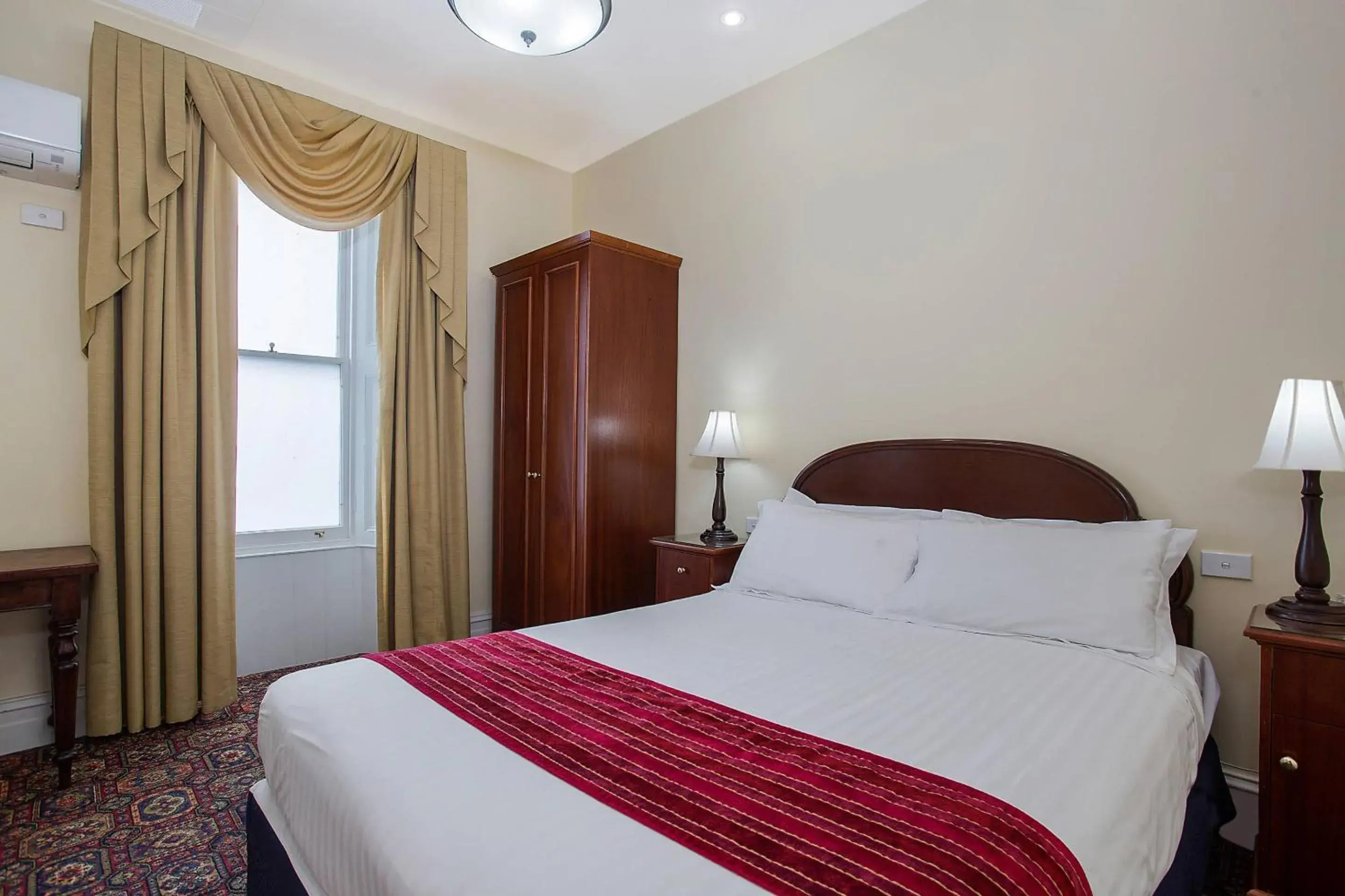 Bedroom, Bed in Quality Hotel Bentinck Bedroom, Bed in Quality Hotel Bentinck