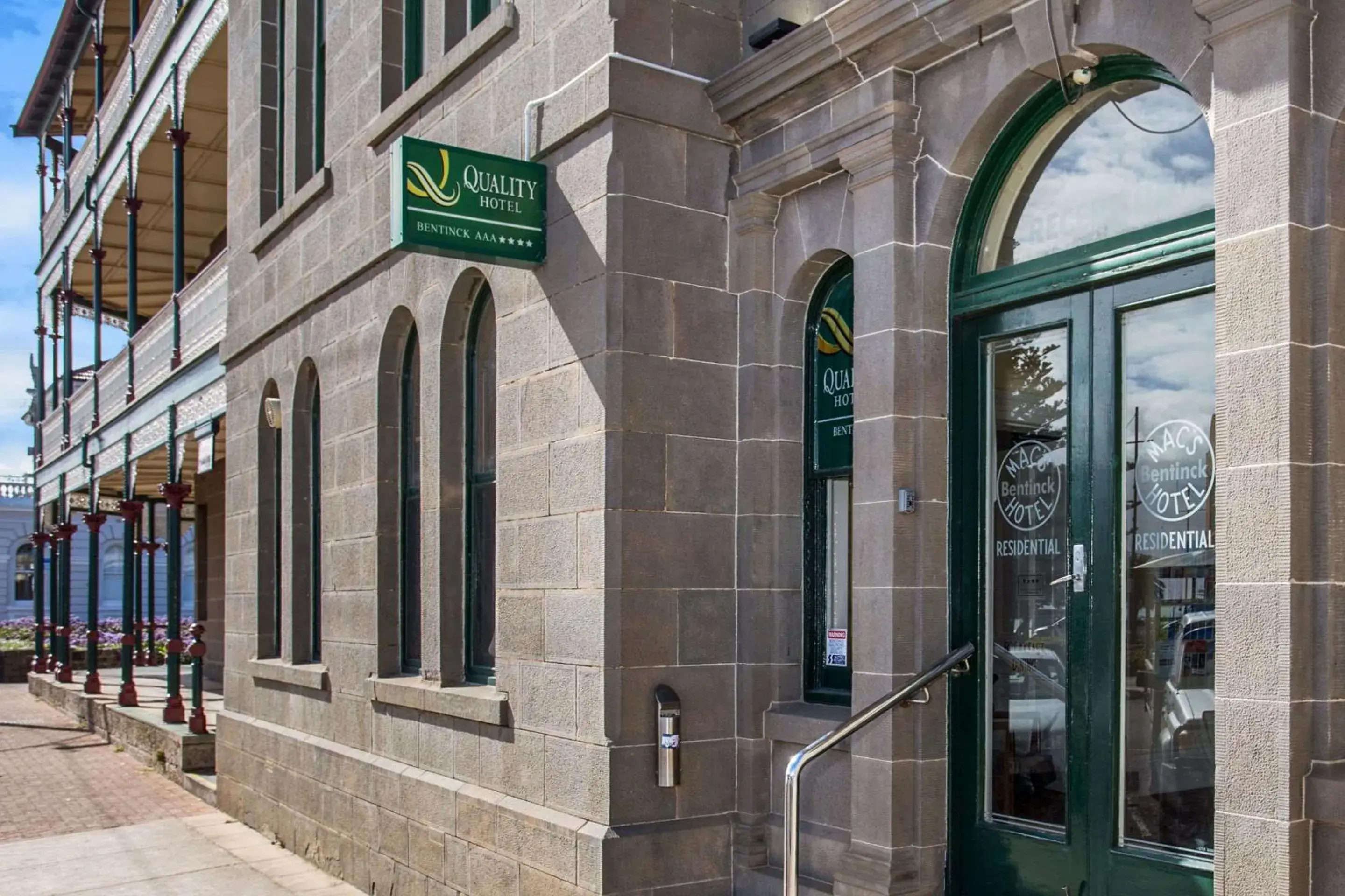 Property building in Quality Hotel Bentinck Property building in Quality Hotel Bentinck