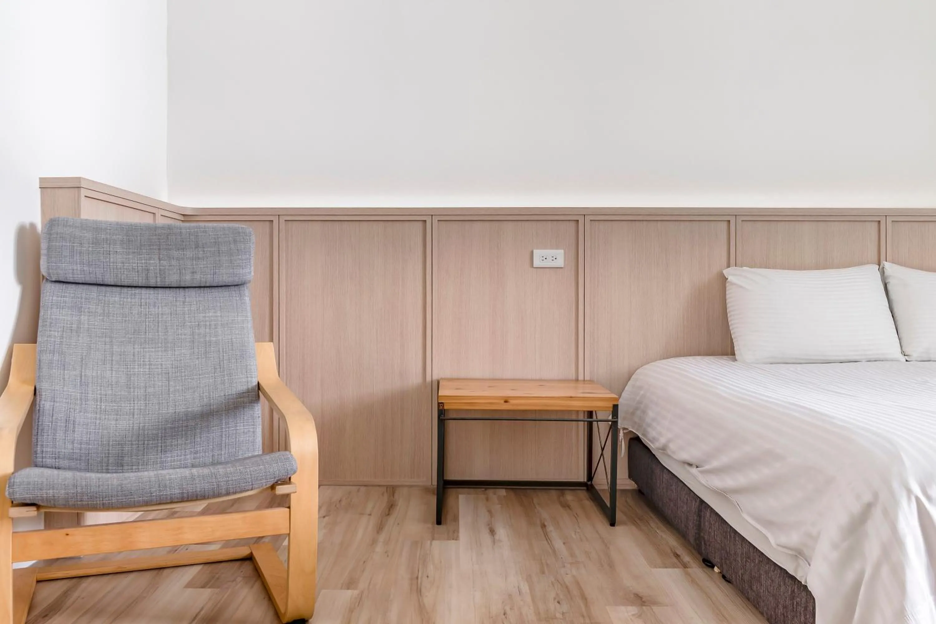 Seating area, Bed in Taitung Spring Homestay B&B