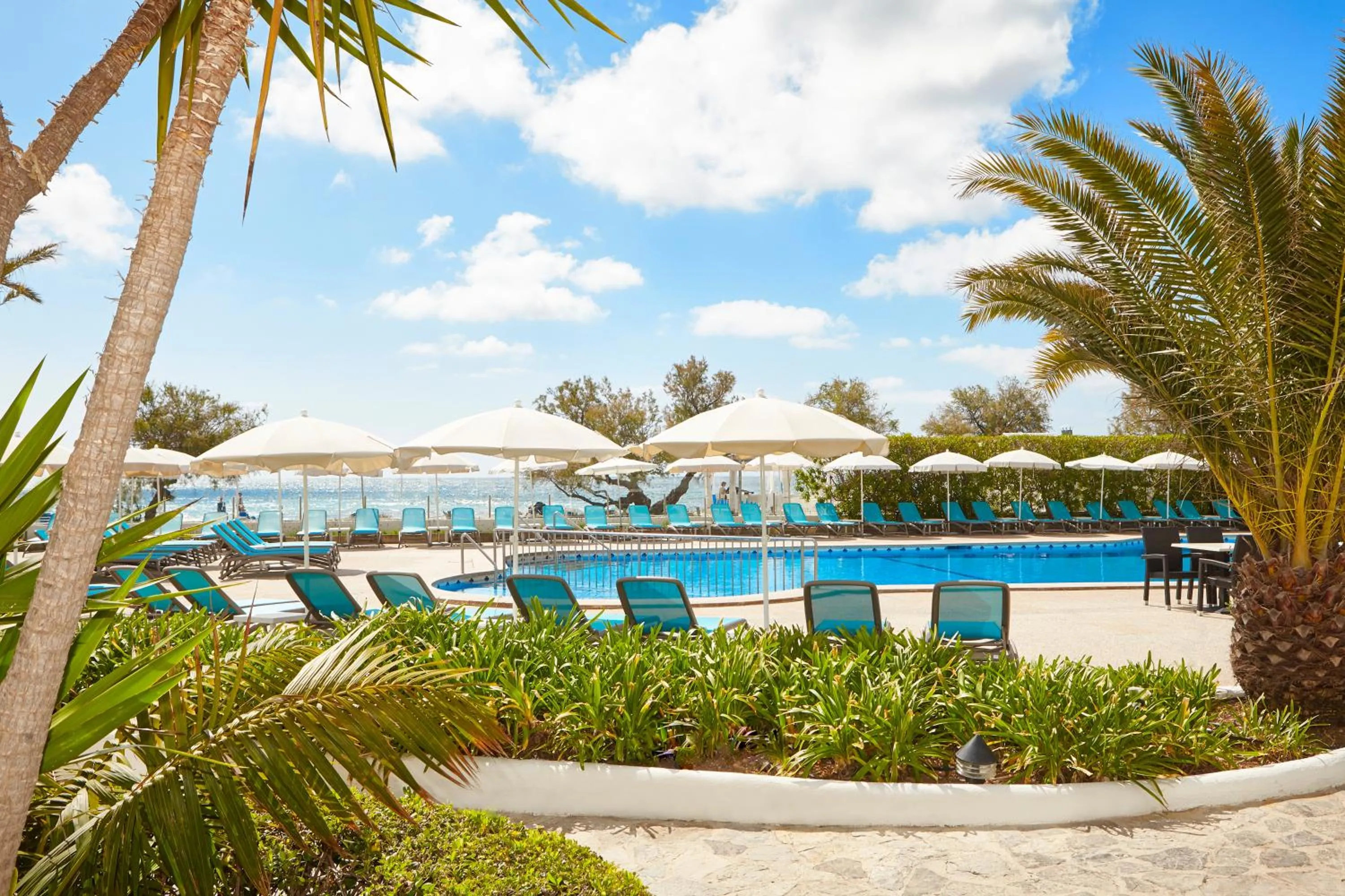 Swimming pool in Universal Hotel Castell Royal