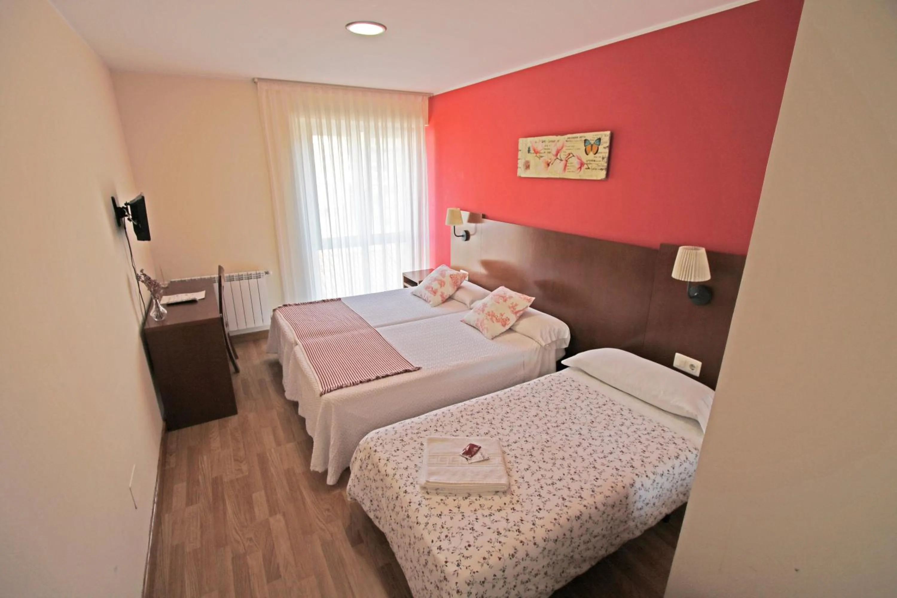 Photo of the whole room, Bed in Villa de Colunga