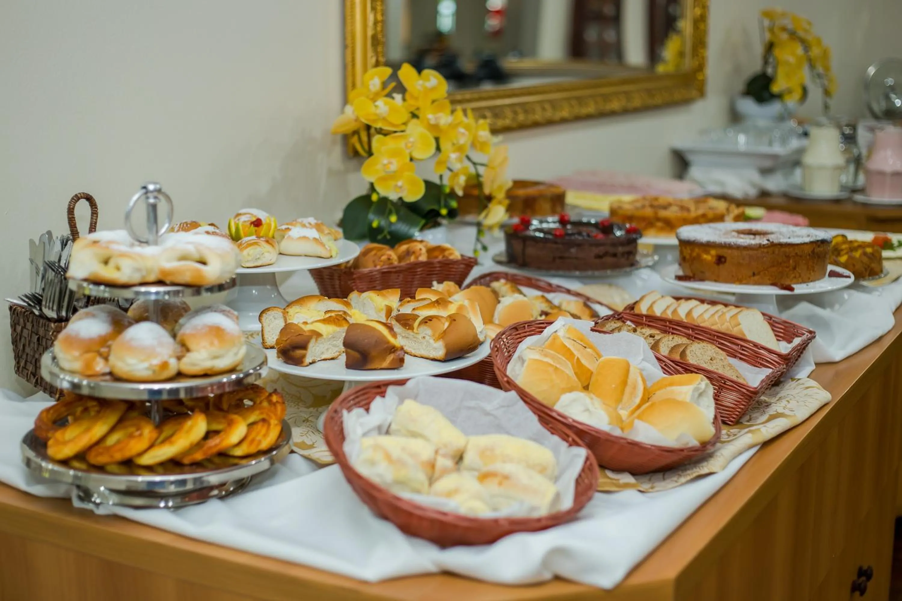 Buffet breakfast in Hotel Euro Suíte Campos do Jordão By Nacional Inn - A 800 metros da Vila Capivari