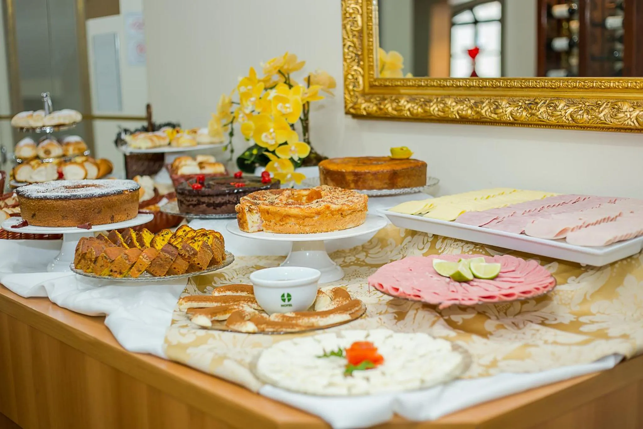 Buffet breakfast in Hotel Euro Suíte Campos do Jordão By Nacional Inn - A 800 metros da Vila Capivari
