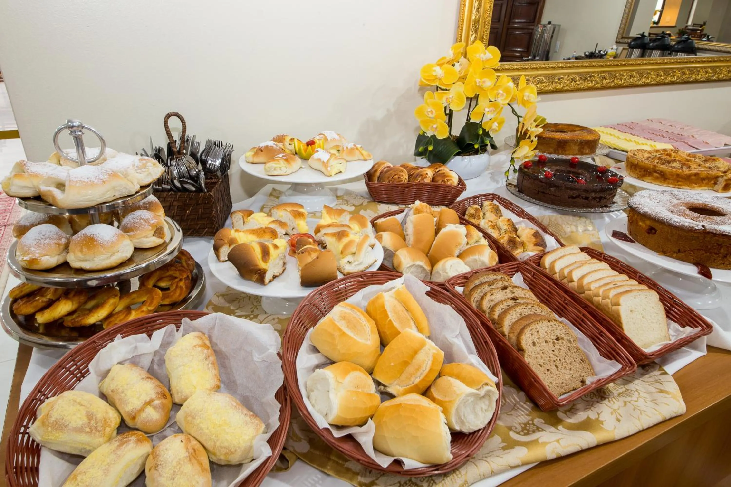 Buffet breakfast in Hotel Euro Suíte Campos do Jordão By Nacional Inn - A 800 metros da Vila Capivari