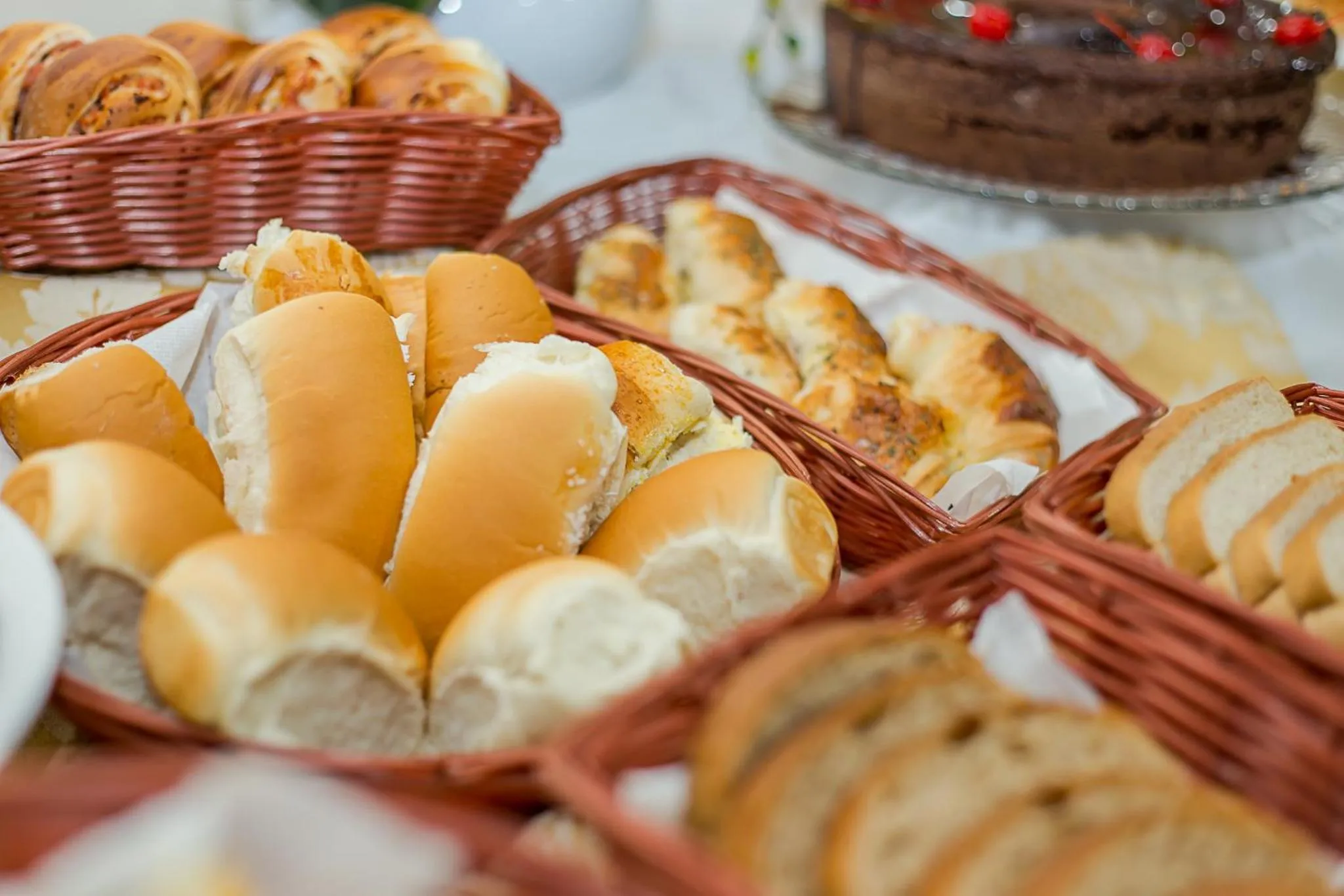 Buffet breakfast in Hotel Euro Suíte Campos do Jordão By Nacional Inn - A 800 metros da Vila Capivari