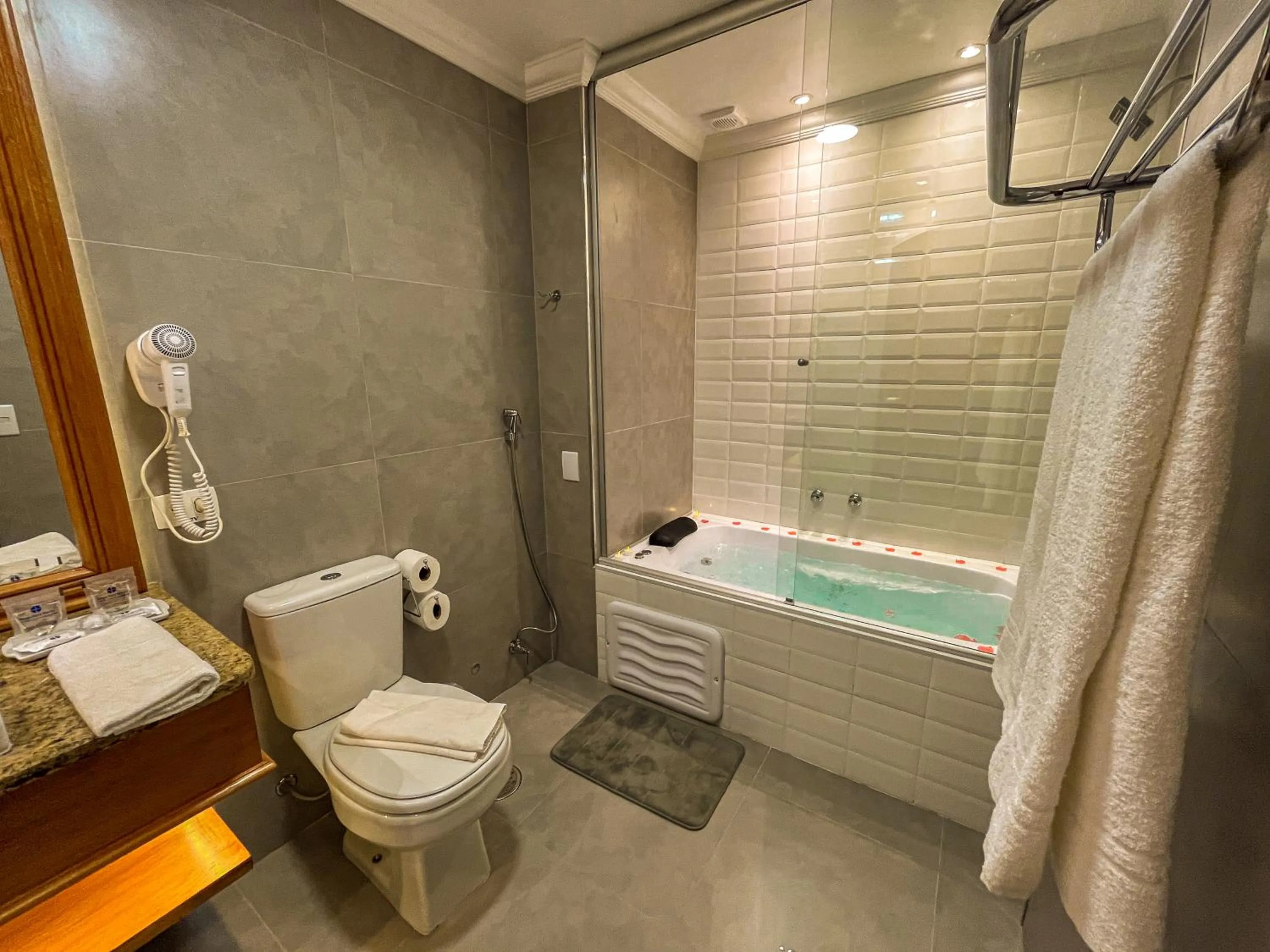 Shower in Hotel Euro Suíte Campos do Jordão By Nacional Inn - A 800 metros da Vila Capivari