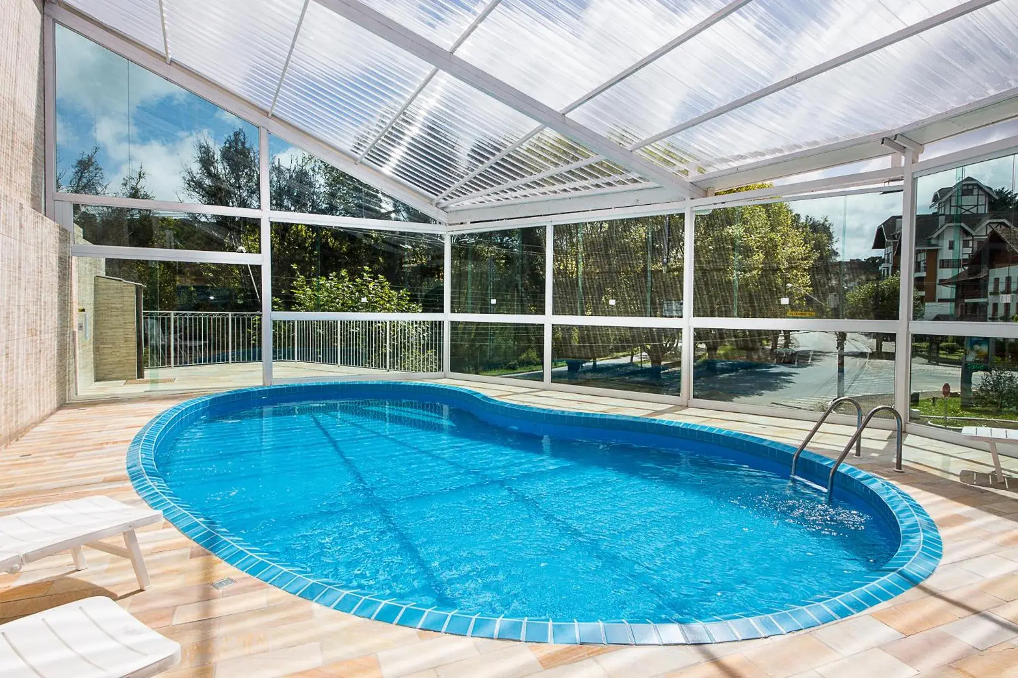 Swimming pool in Hotel Euro Suíte Campos do Jordão By Nacional Inn - A 800 metros da Vila Capivari Swimming pool in Hotel Euro Suíte Campos do Jordão By Nacional Inn - A 800 metros da Vila Capivari