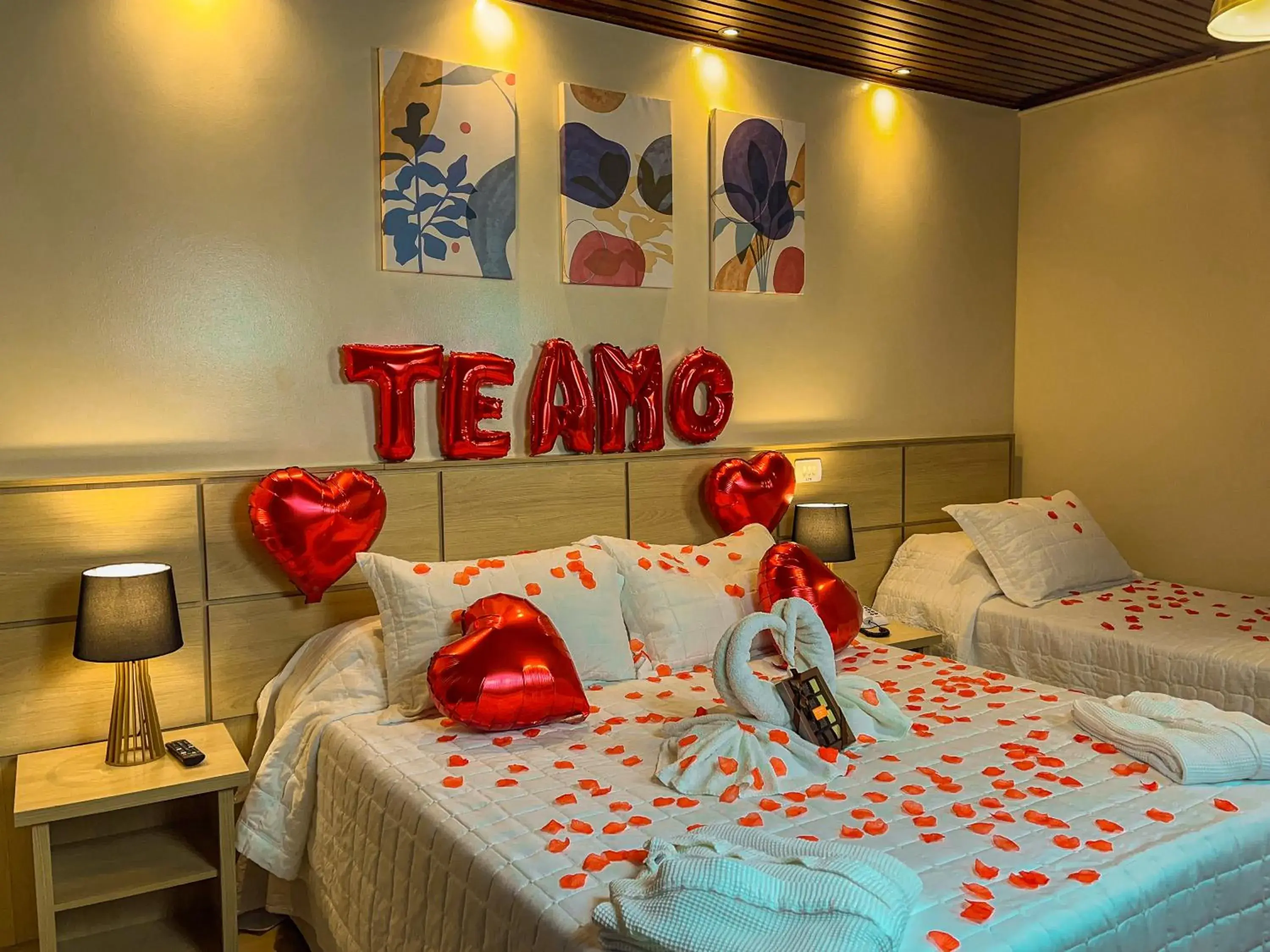 Decorative detail, Bed in Hotel Euro Suíte Campos do Jordão By Nacional Inn - A 800 metros da Vila Capivari Decorative detail, Bed in Hotel Euro Suíte Campos do Jordão By Nacional Inn - A 800 metros da Vila Capivari