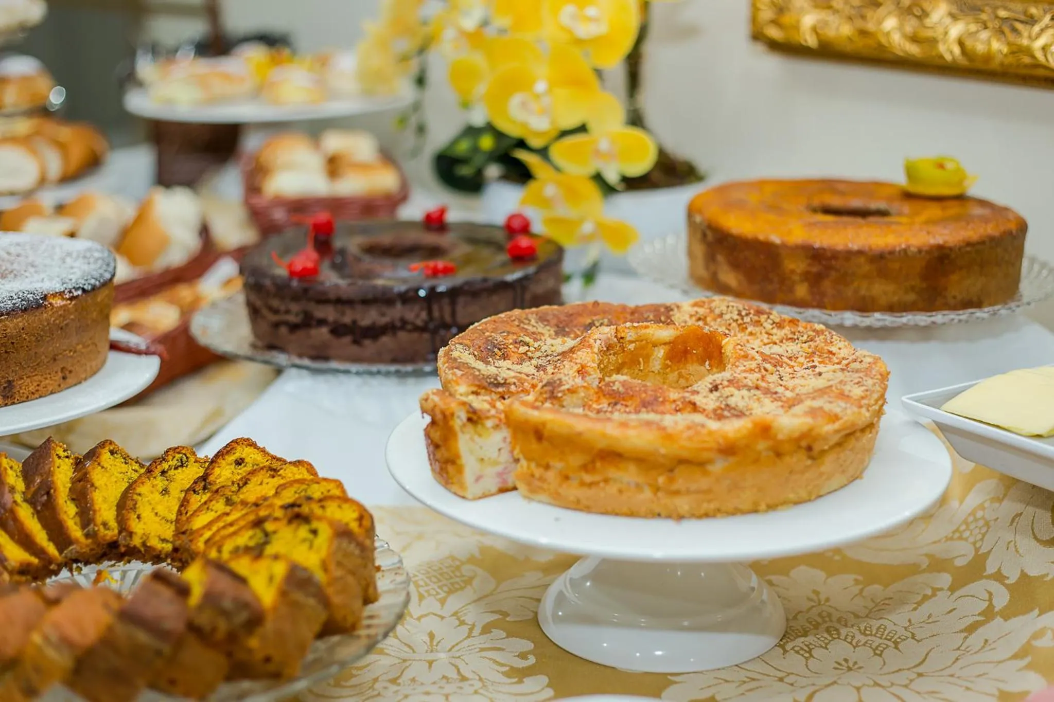 Buffet breakfast in Hotel Euro Suíte Campos do Jordão By Nacional Inn - A 800 metros da Vila Capivari