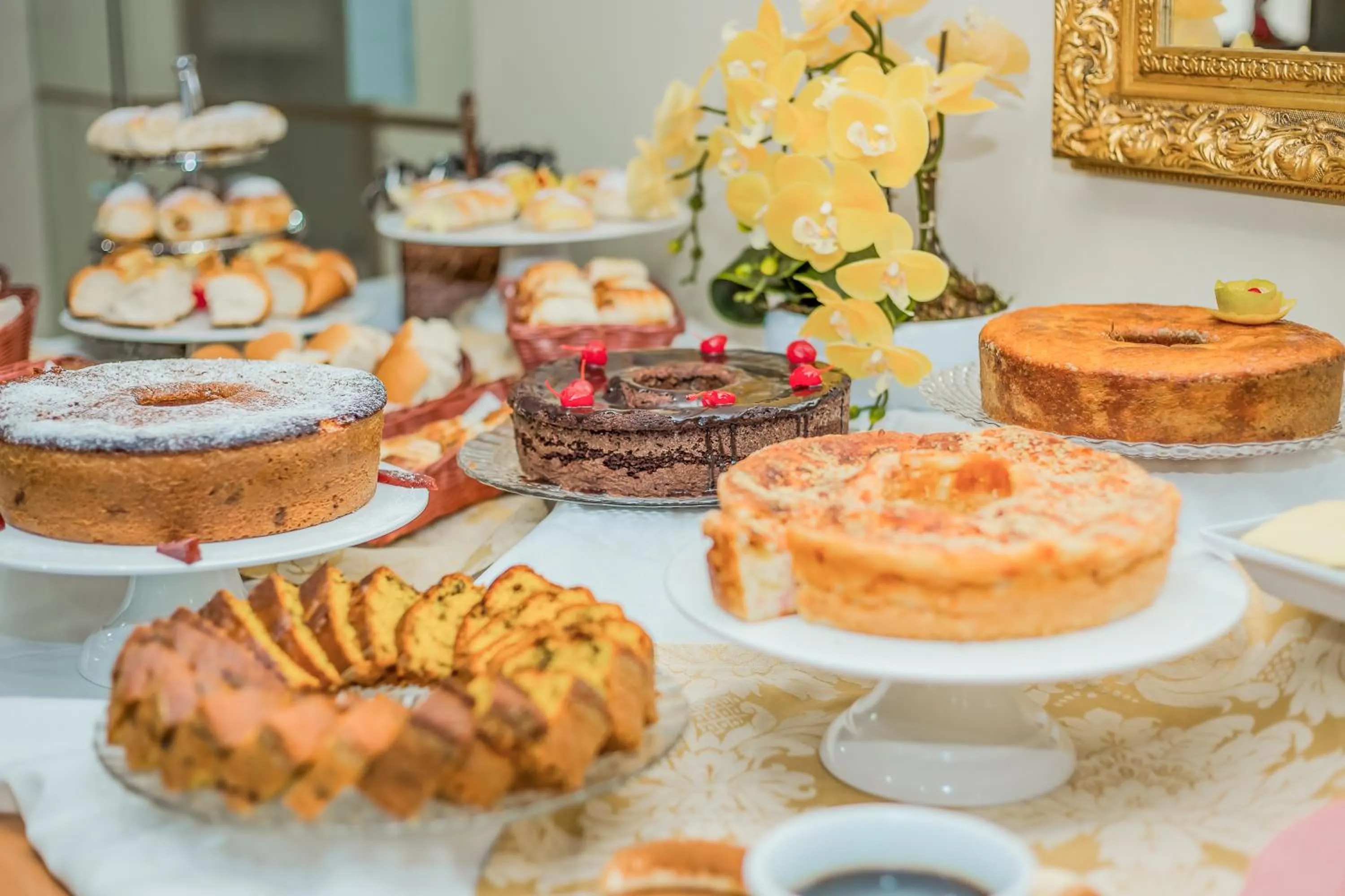 Breakfast in Hotel Euro Suíte Campos do Jordão By Nacional Inn - A 800 metros da Vila Capivari