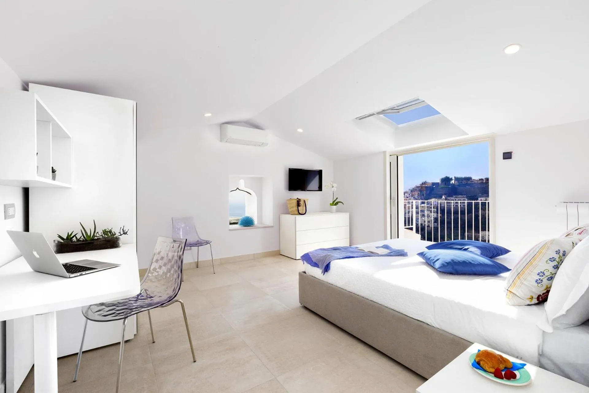 Bedroom, Bed in Amore Rentals - Casa Cristallo