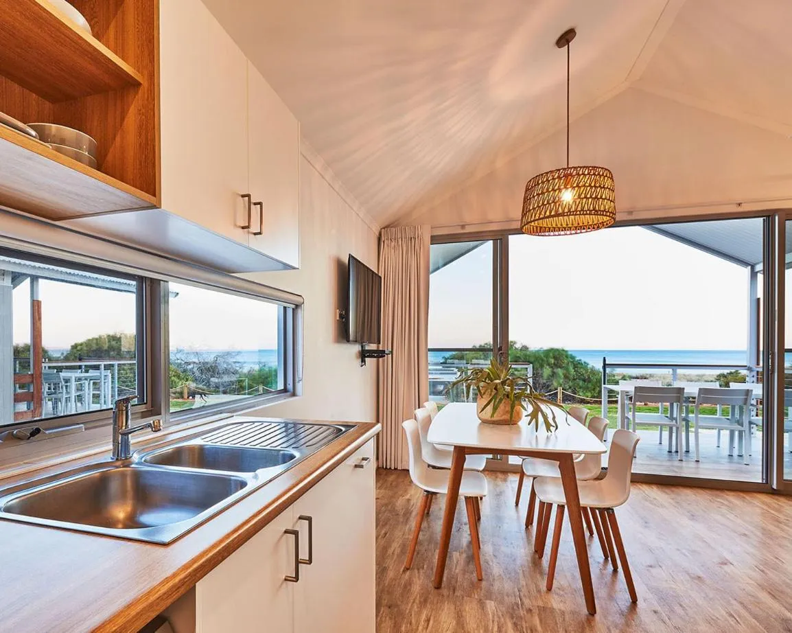 Kitchen or kitchenette in RAC Monkey Mia Dolphin Resort