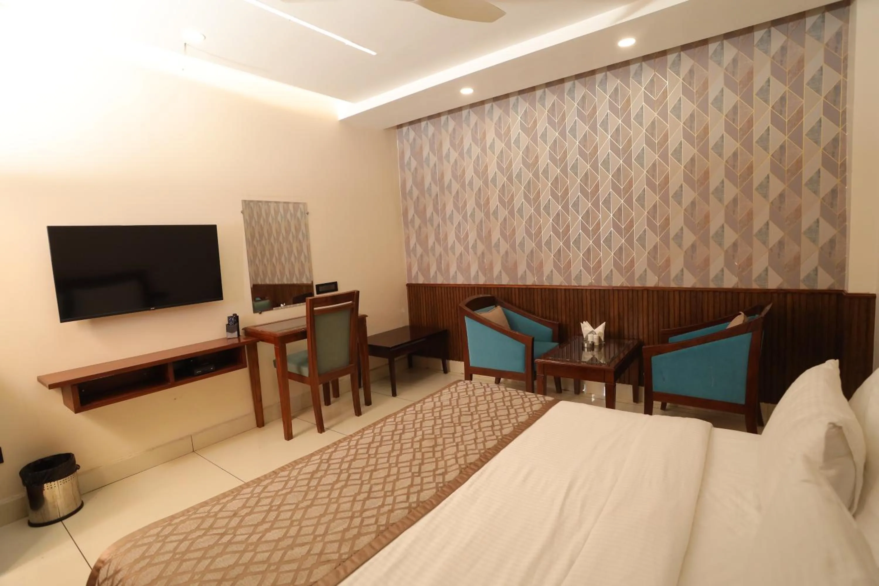 Bed in Hotel Leela Grande