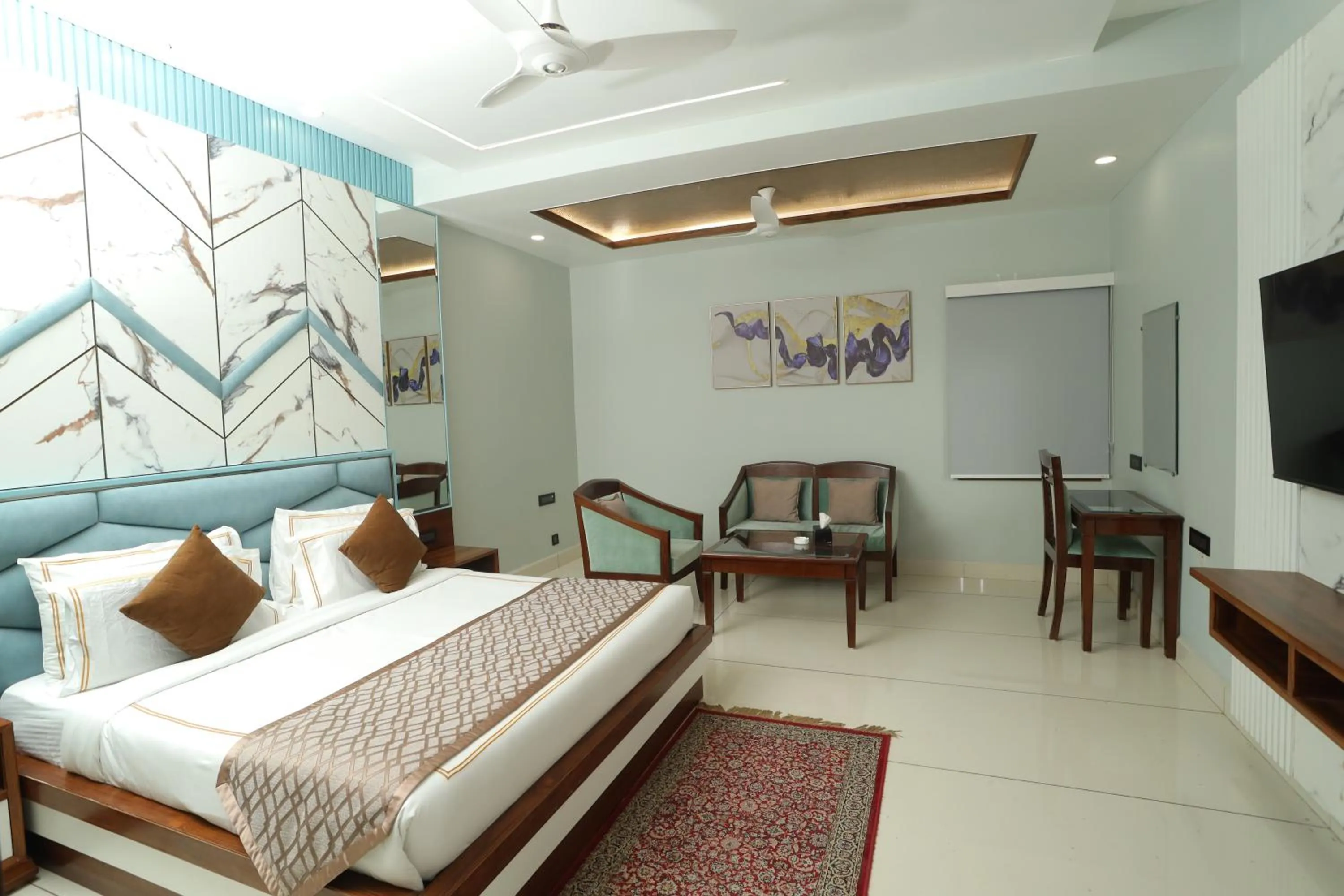 Living room, Bed in Hotel Leela Grande