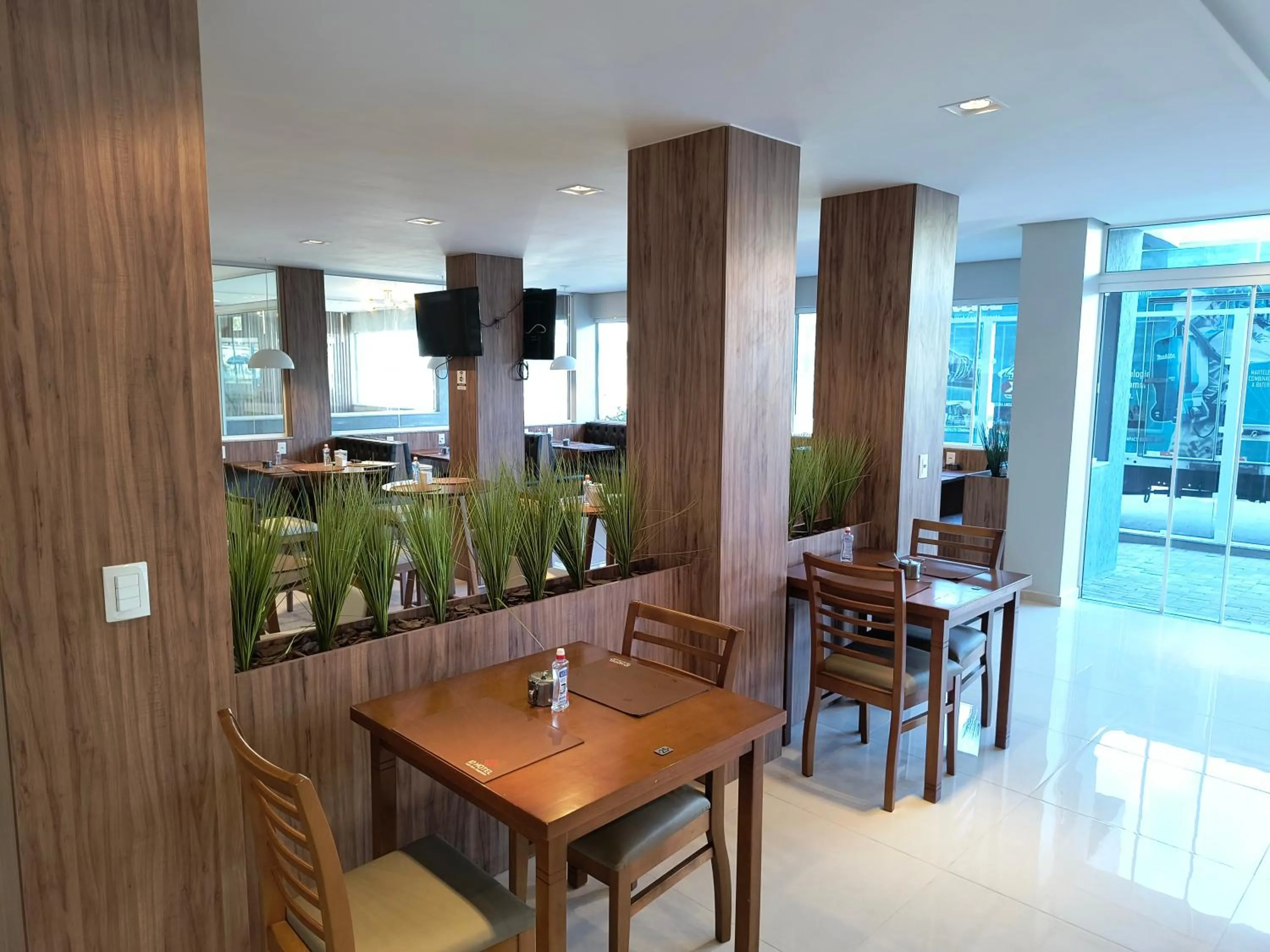 Restaurant/places to eat in ID Hotel