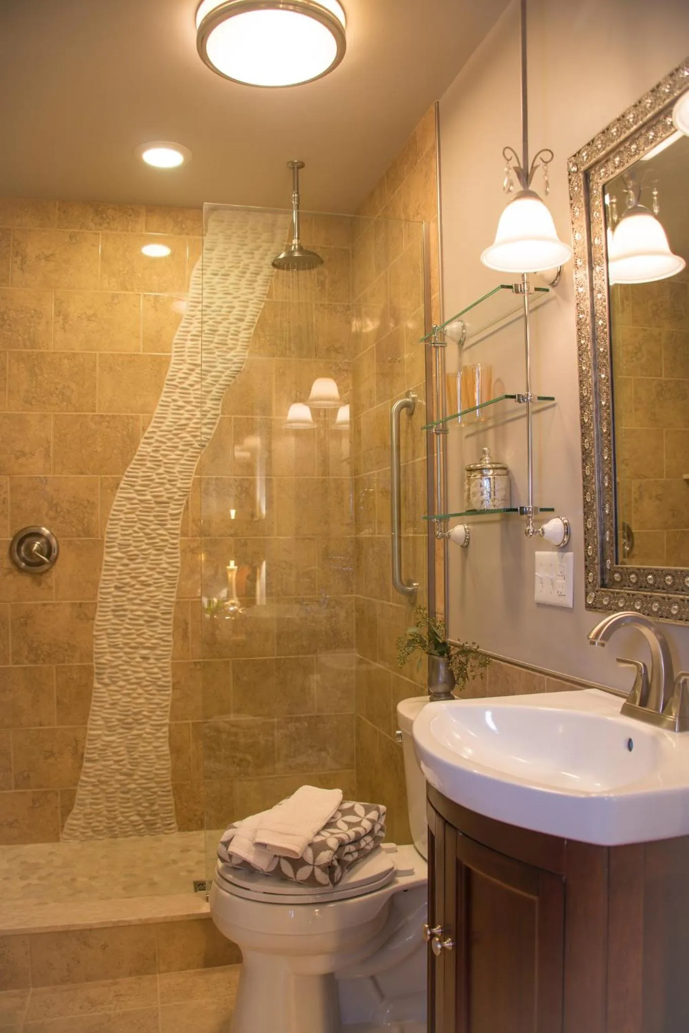 Shower in Gothic Eves Inn and Spa Bed and Breakfast