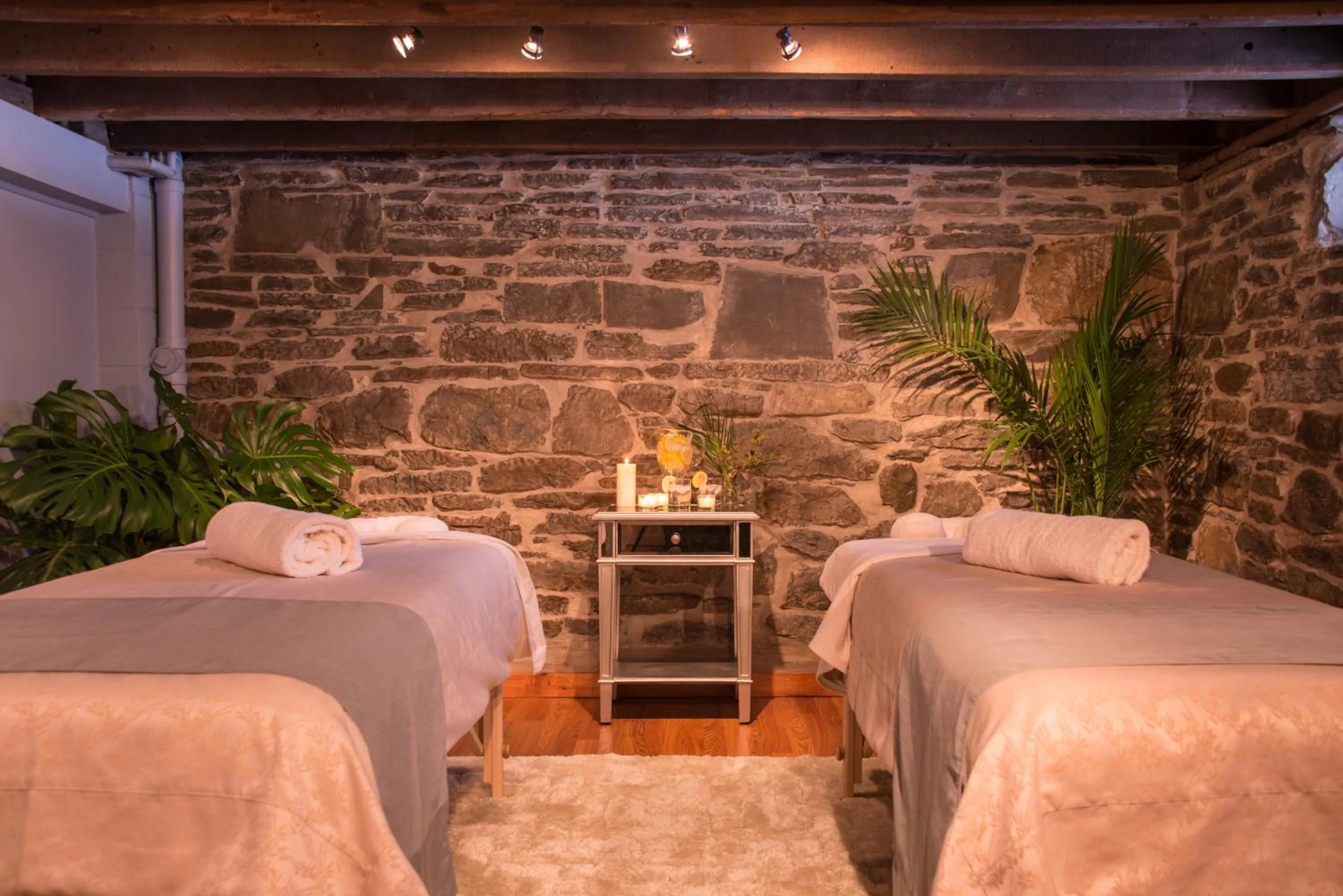 Massage, Bed in Gothic Eves Inn and Spa Bed and Breakfast