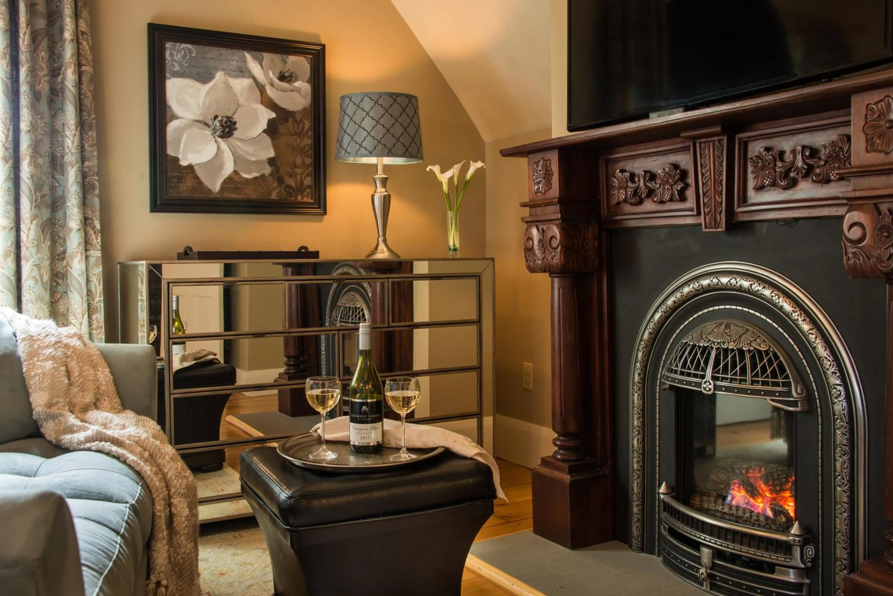 TV and multimedia in Gothic Eves Inn and Spa Bed and Breakfast