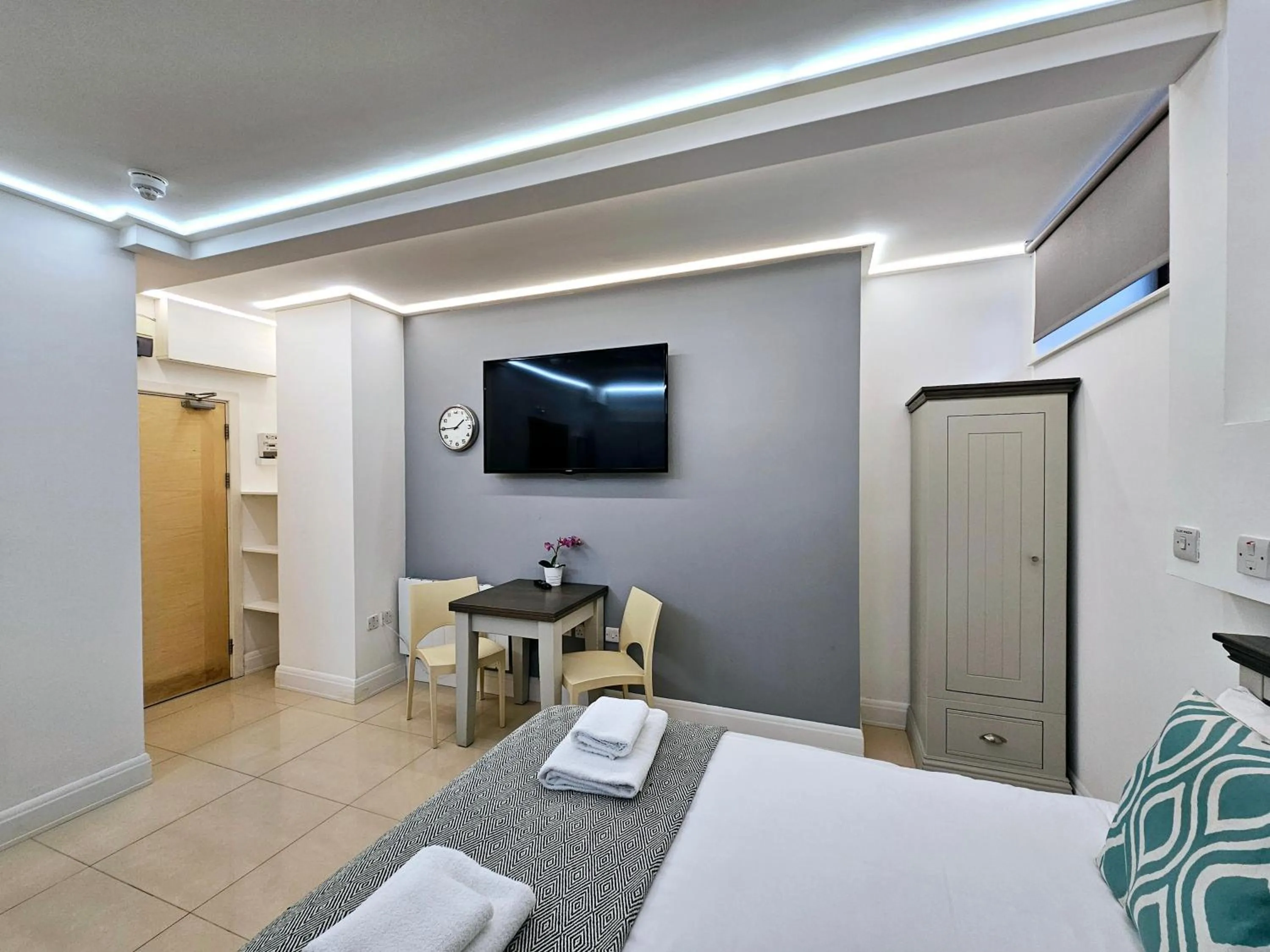 Dining area, Bed in London Stay Apartments