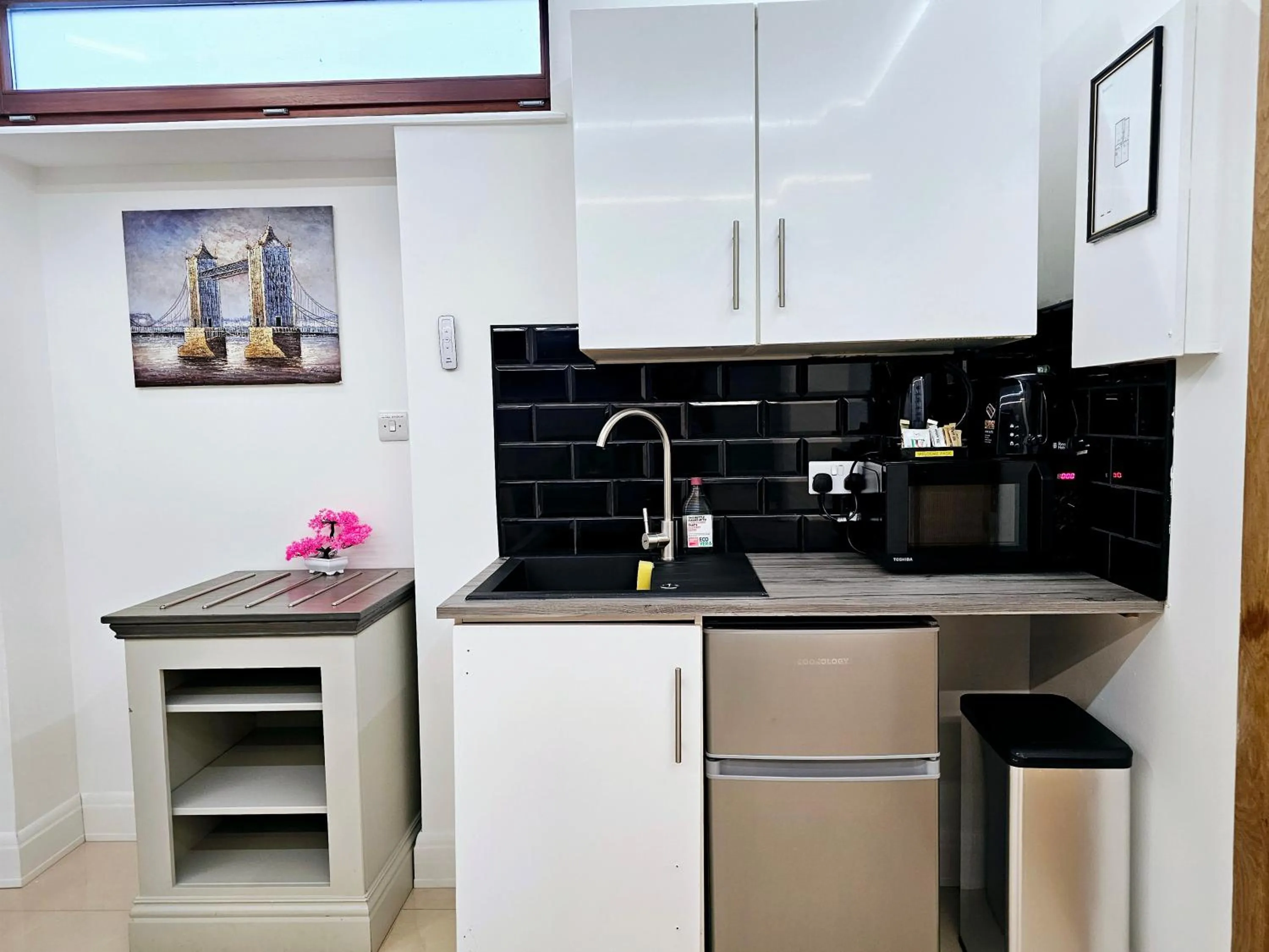 Kitchen or kitchenette in London Stay Apartments