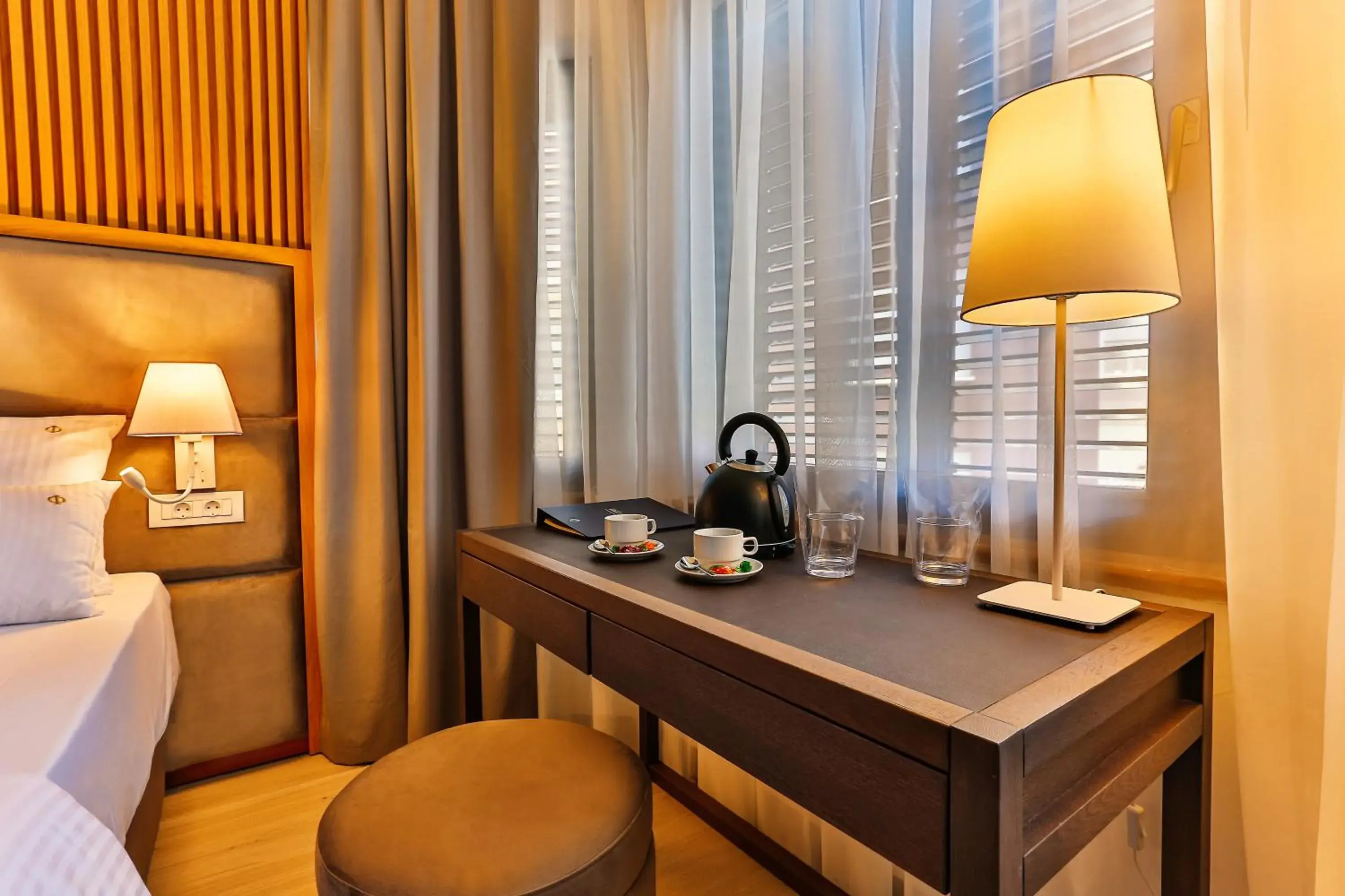 Coffee/tea facilities, Bed in Villa Dvor Kornic Coffee/tea facilities, Bed in Villa Dvor Kornic