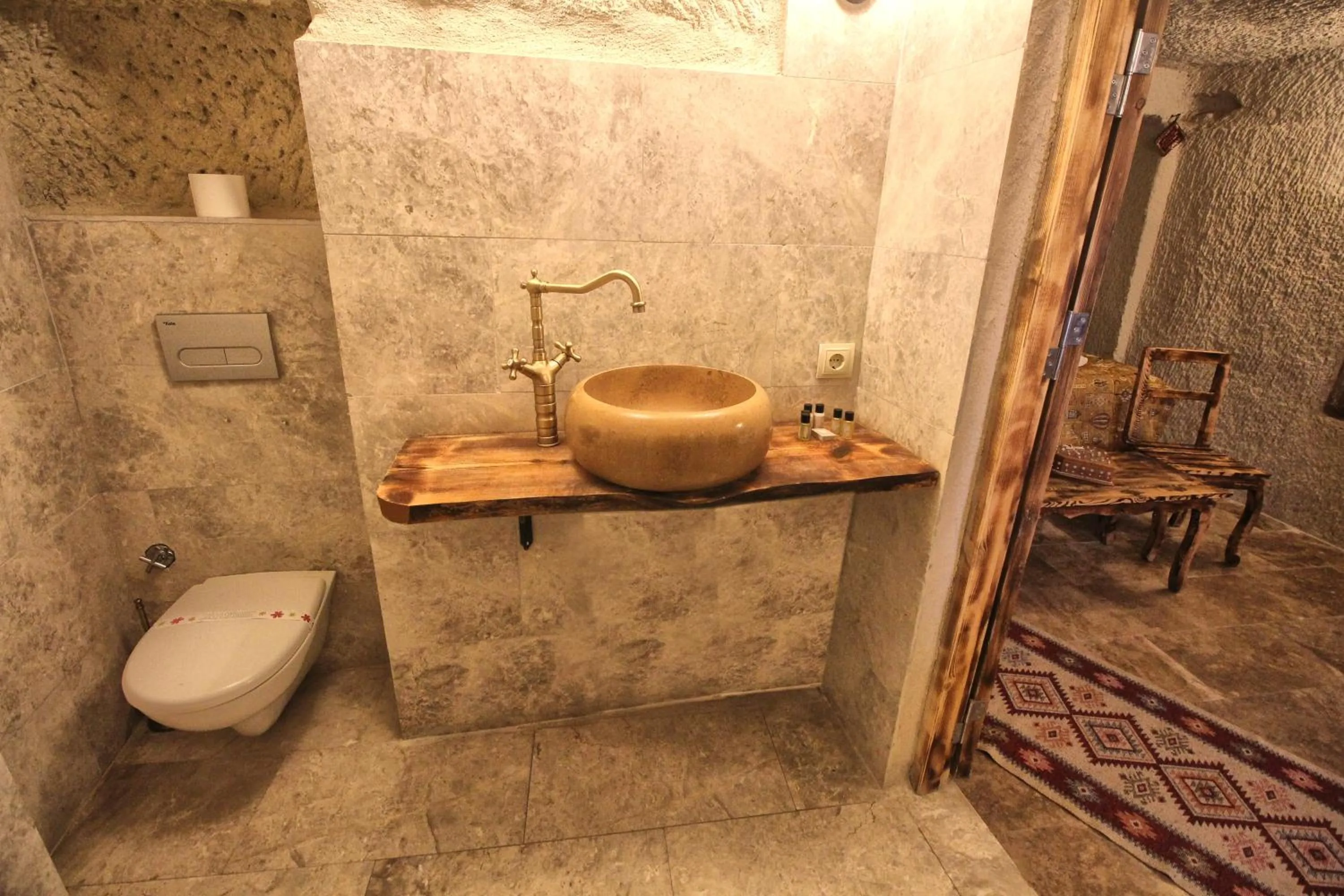 Toilet in Cappadocia Ennar Cave Swimming Pool Hot & SPA