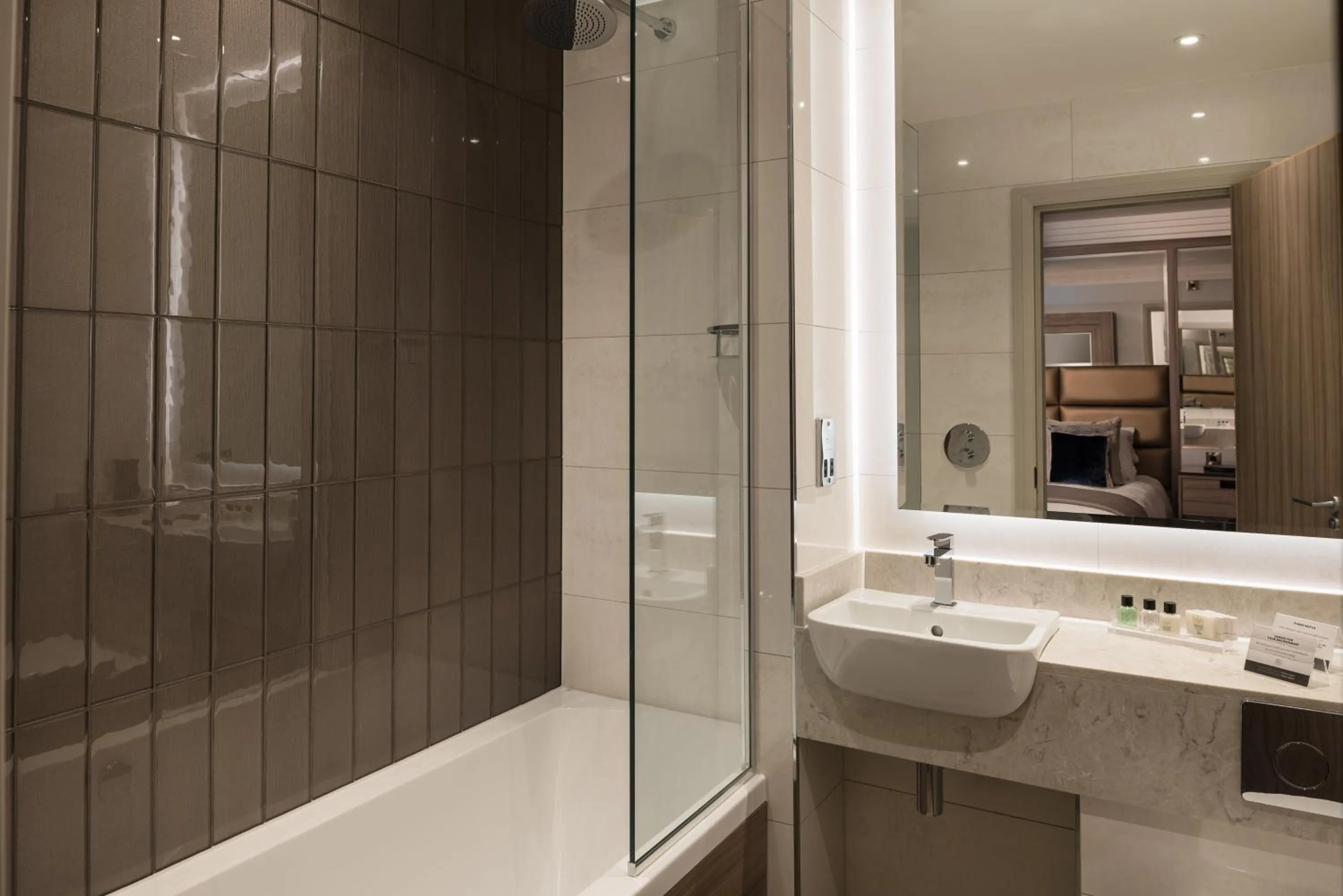 Bathroom in Dalmeny Park House Hotel