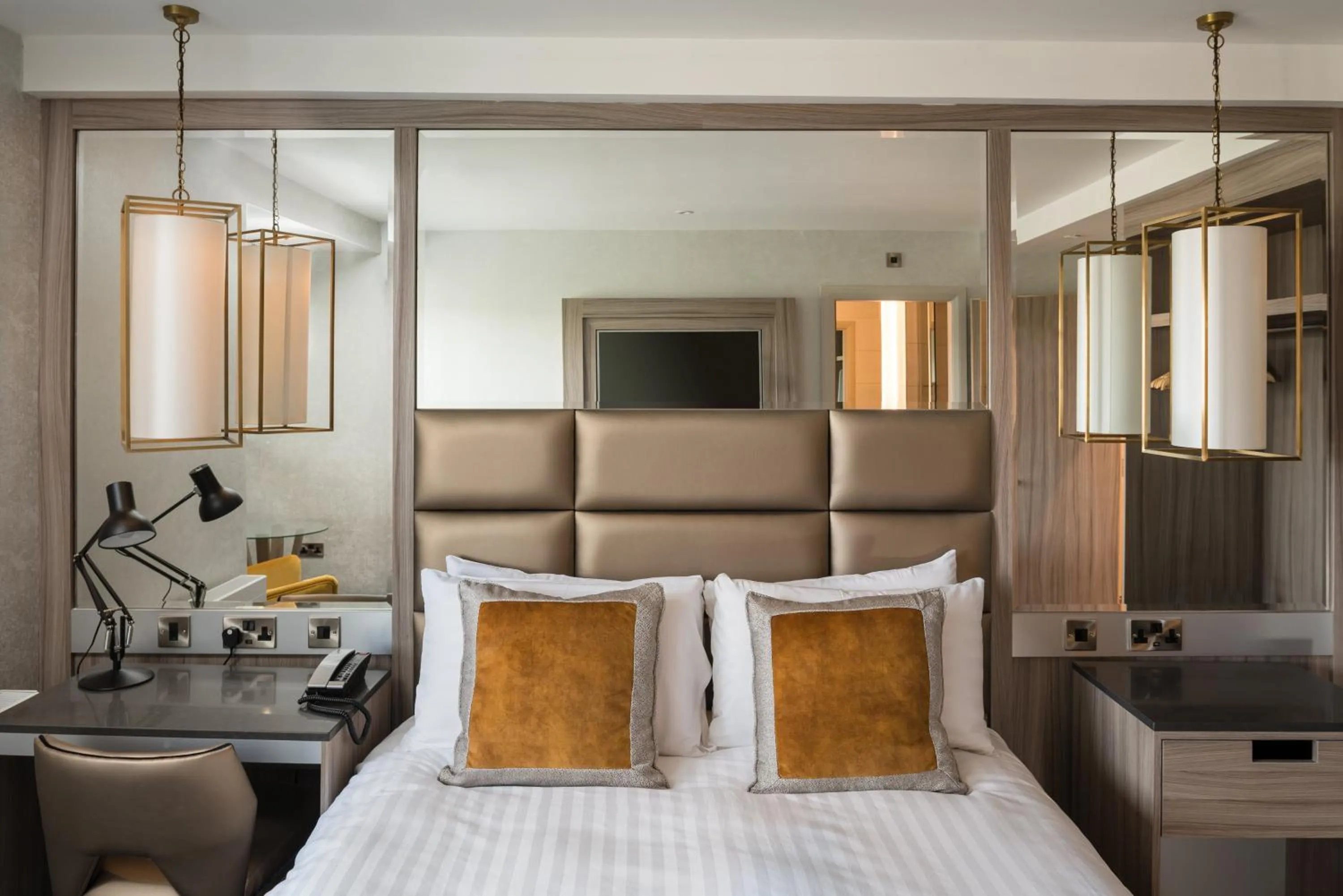 Bed in Dalmeny Park House Hotel