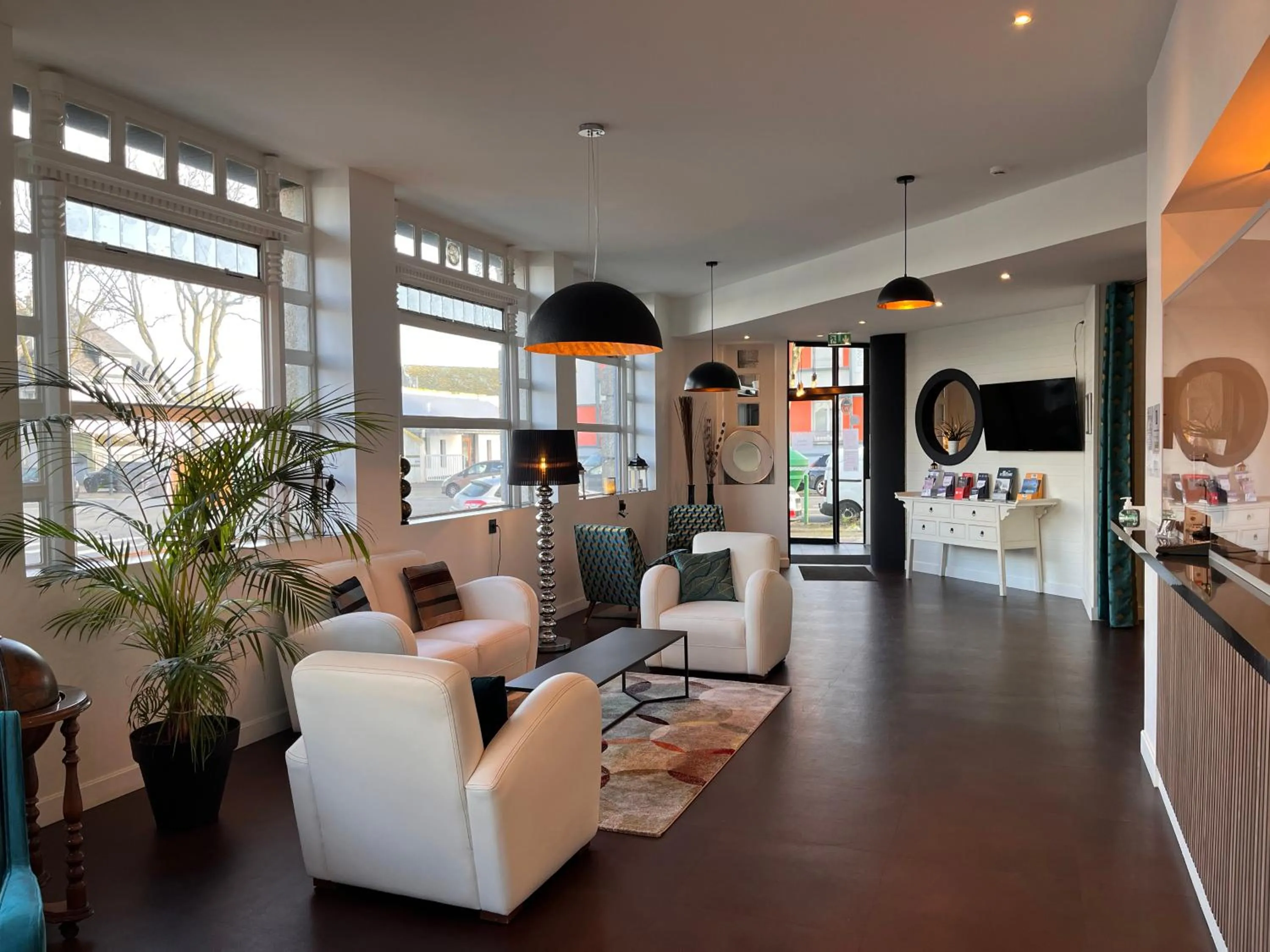 Communal lounge/ TV room in Hôtel Le Keroman