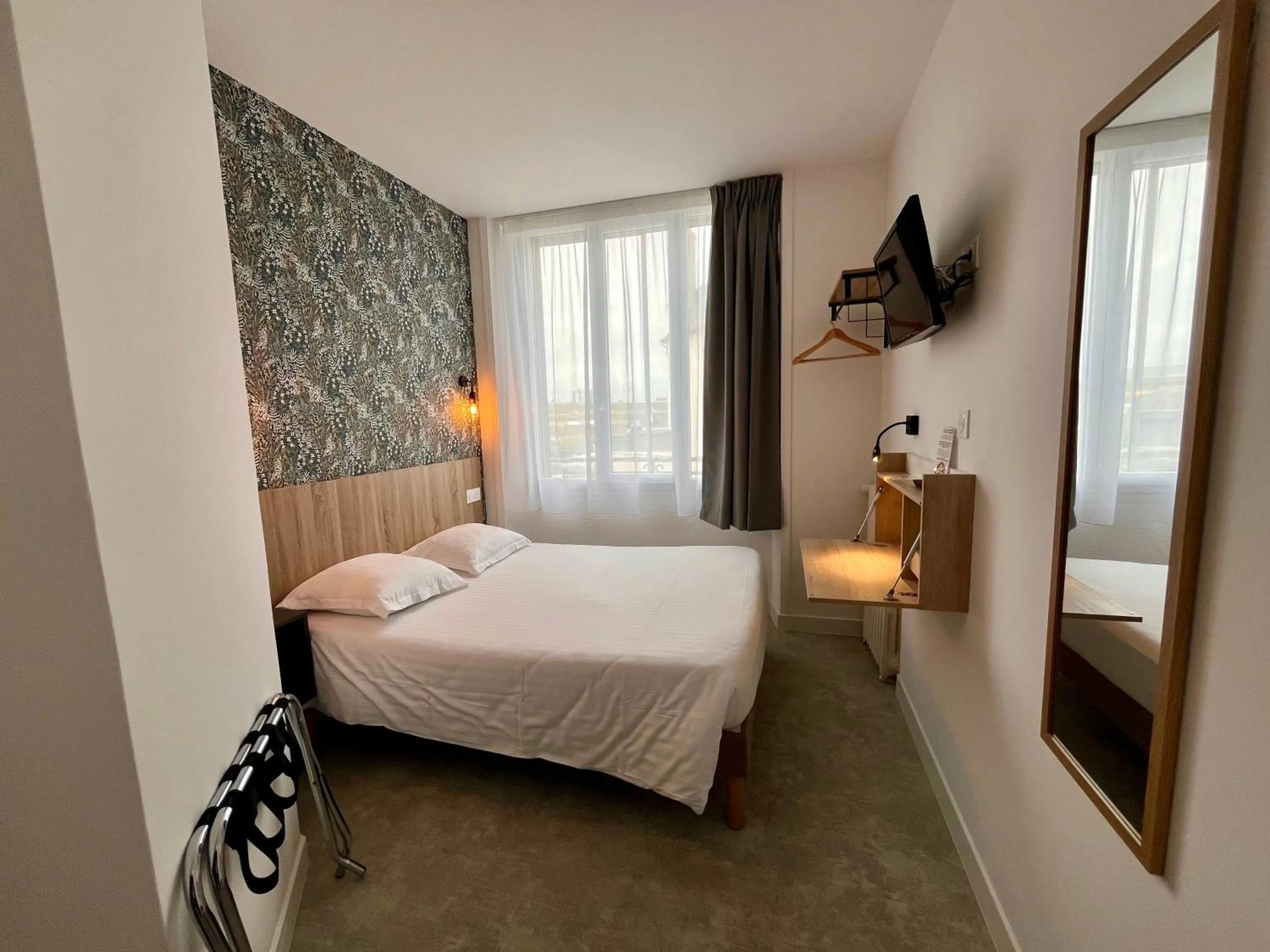 Bedroom, Bed in Hôtel Le Keroman